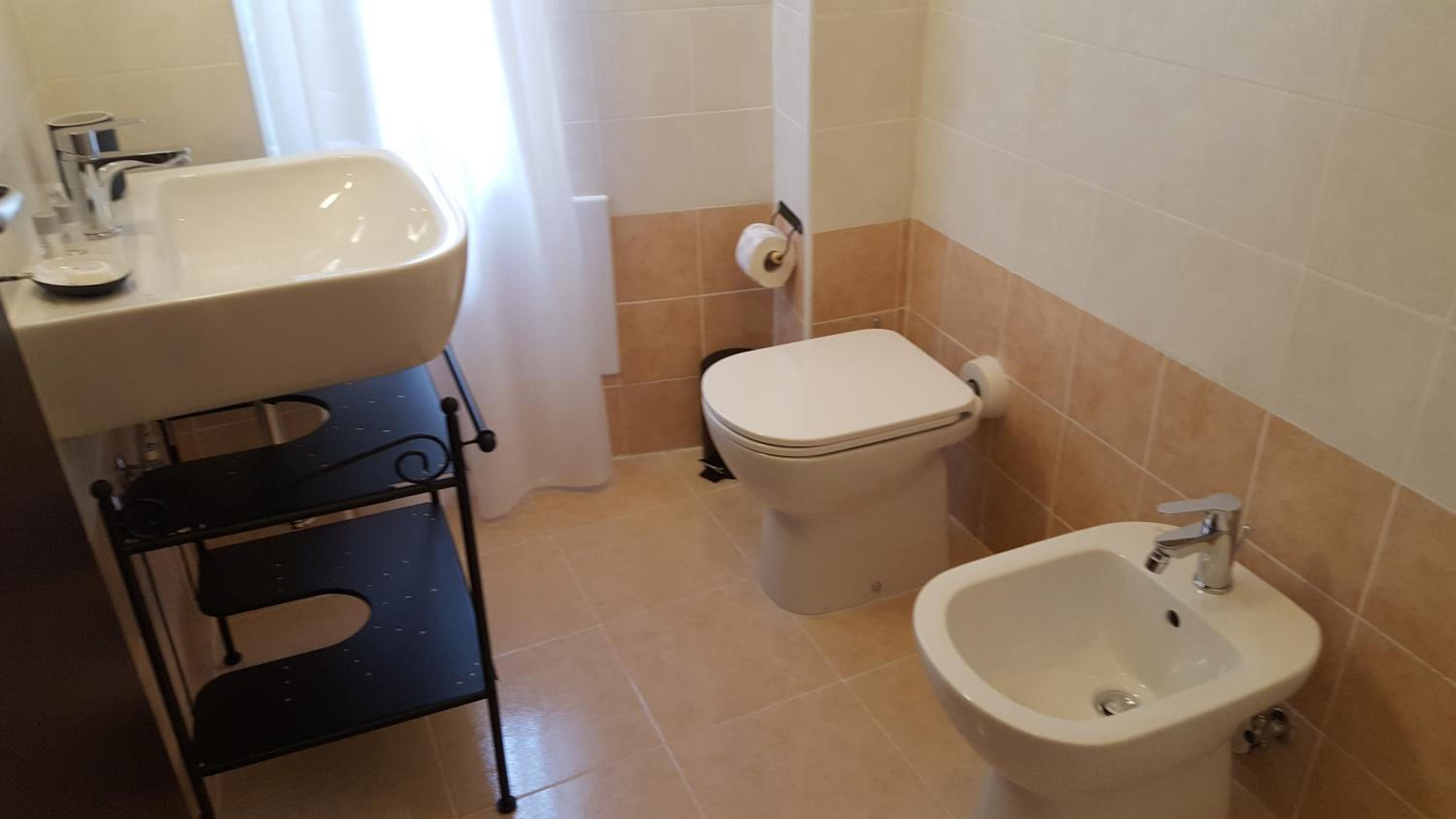 Quadruple Room with Private Bathroom - Photo 24