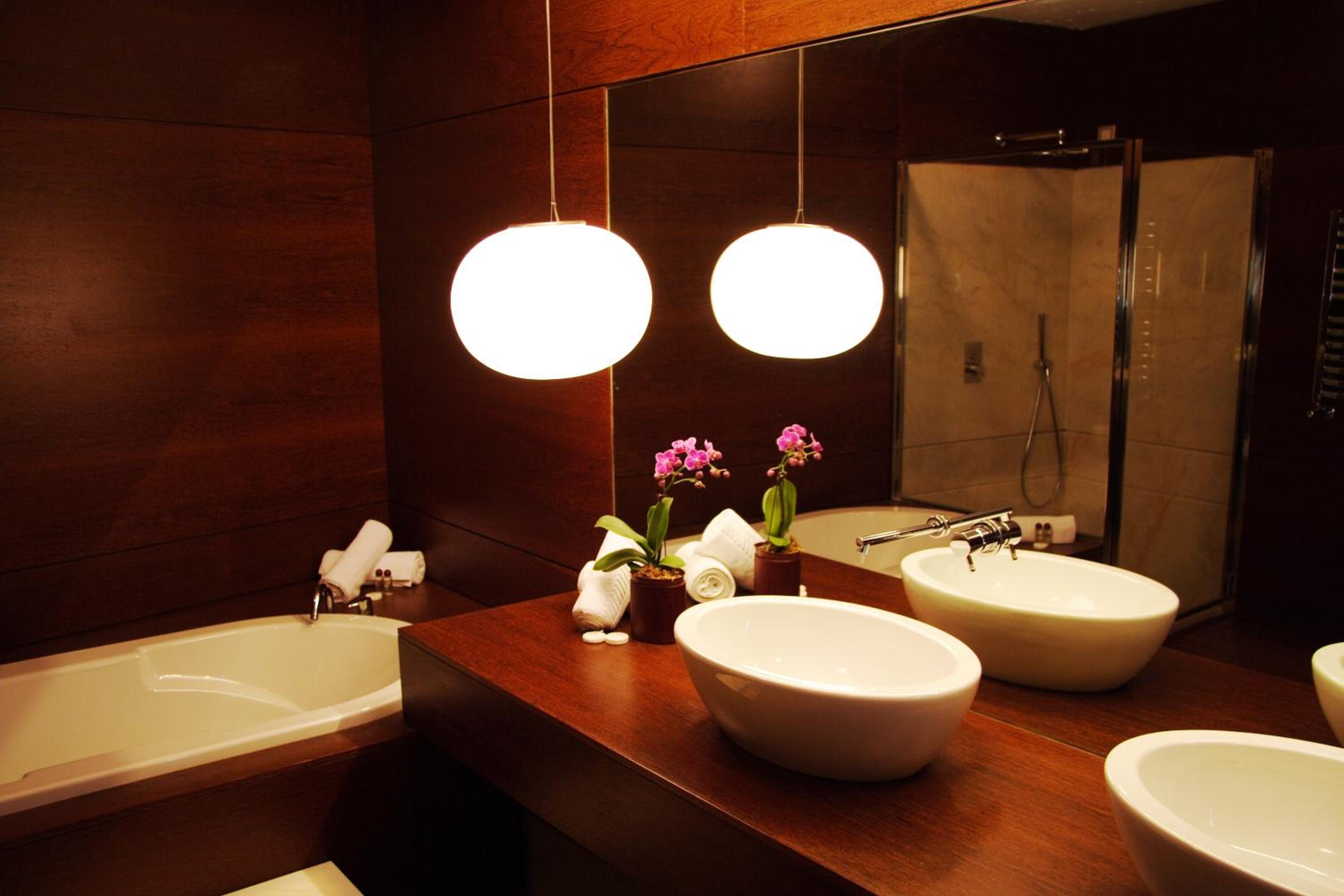 Suite with Spa Access - Photo 8