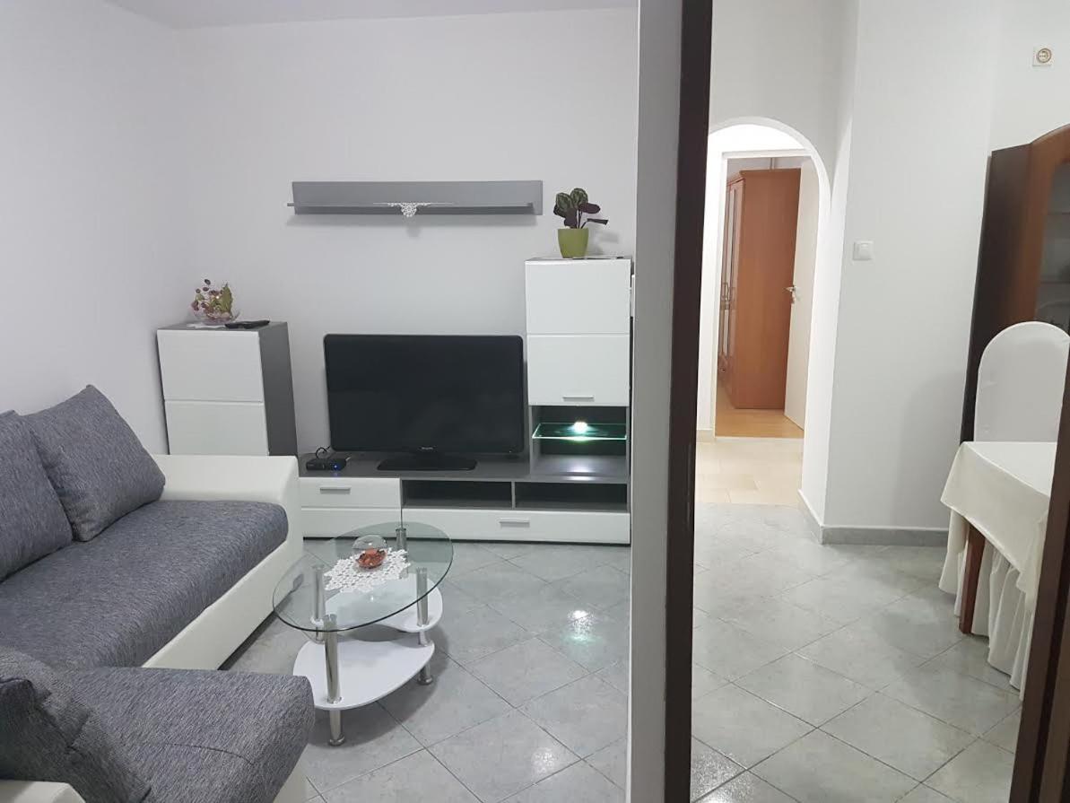 One-Bedroom Apartment - Photo 8