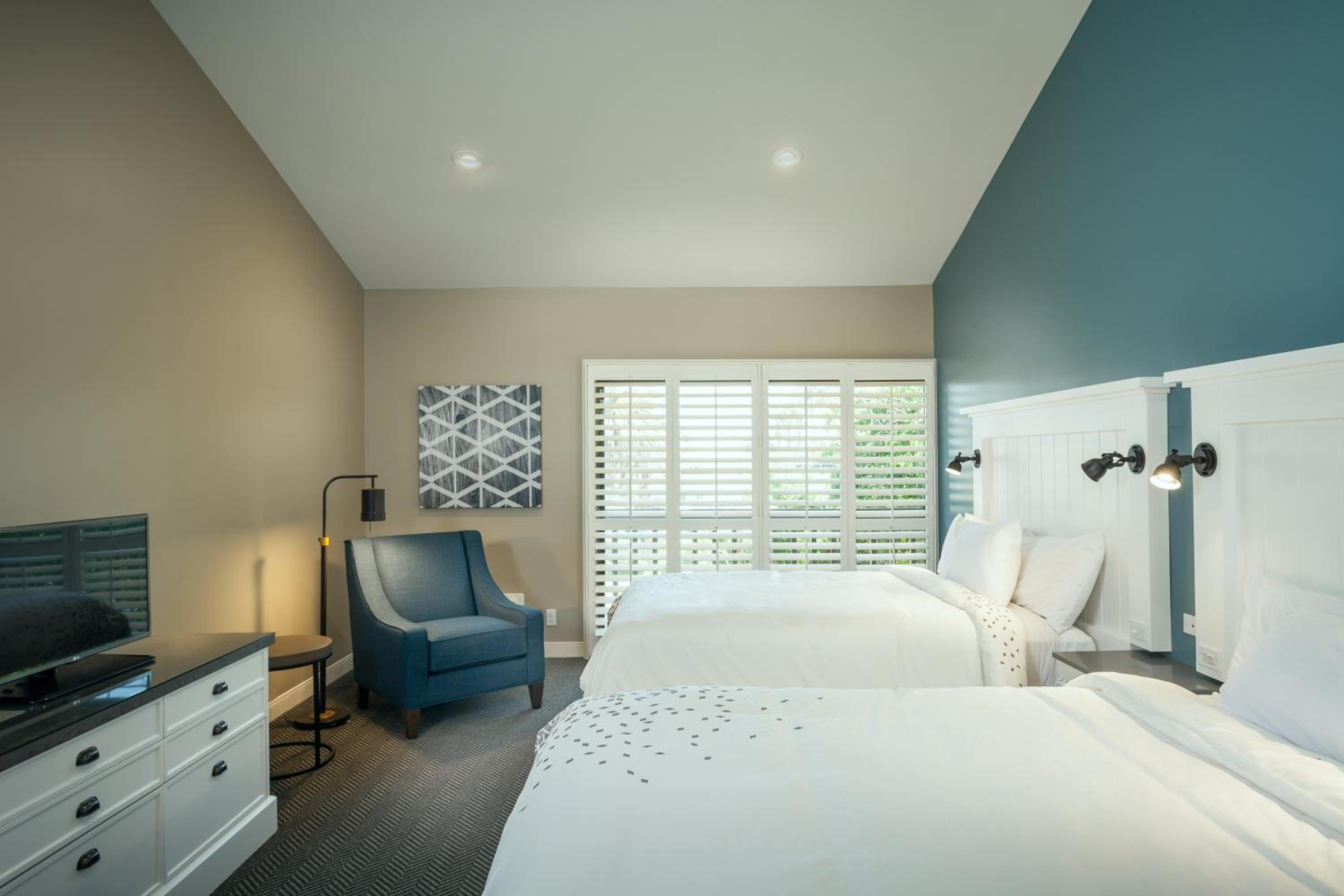 Deluxe Room with Two Queen Beds - Photo 3