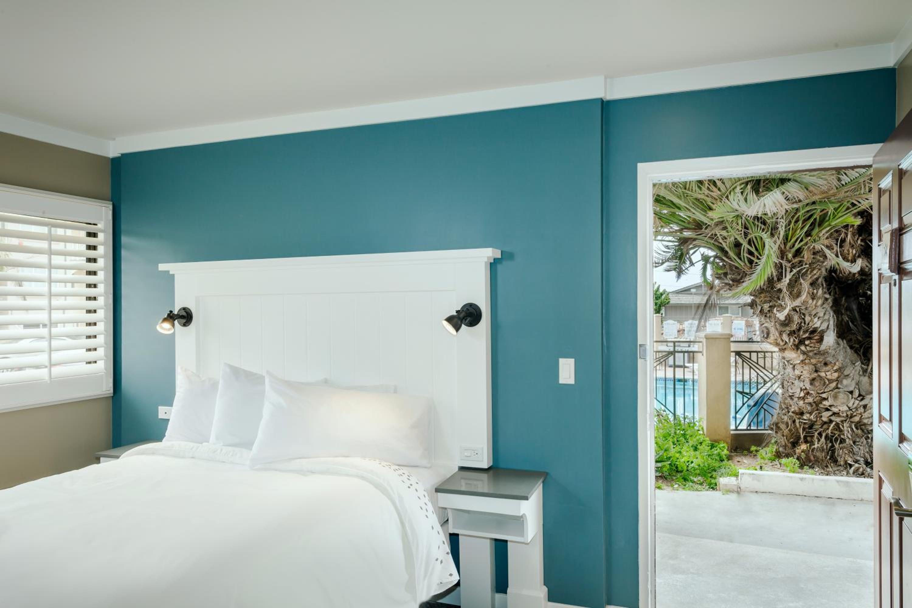 Standard  Room with Queen Bed  - Photo 4