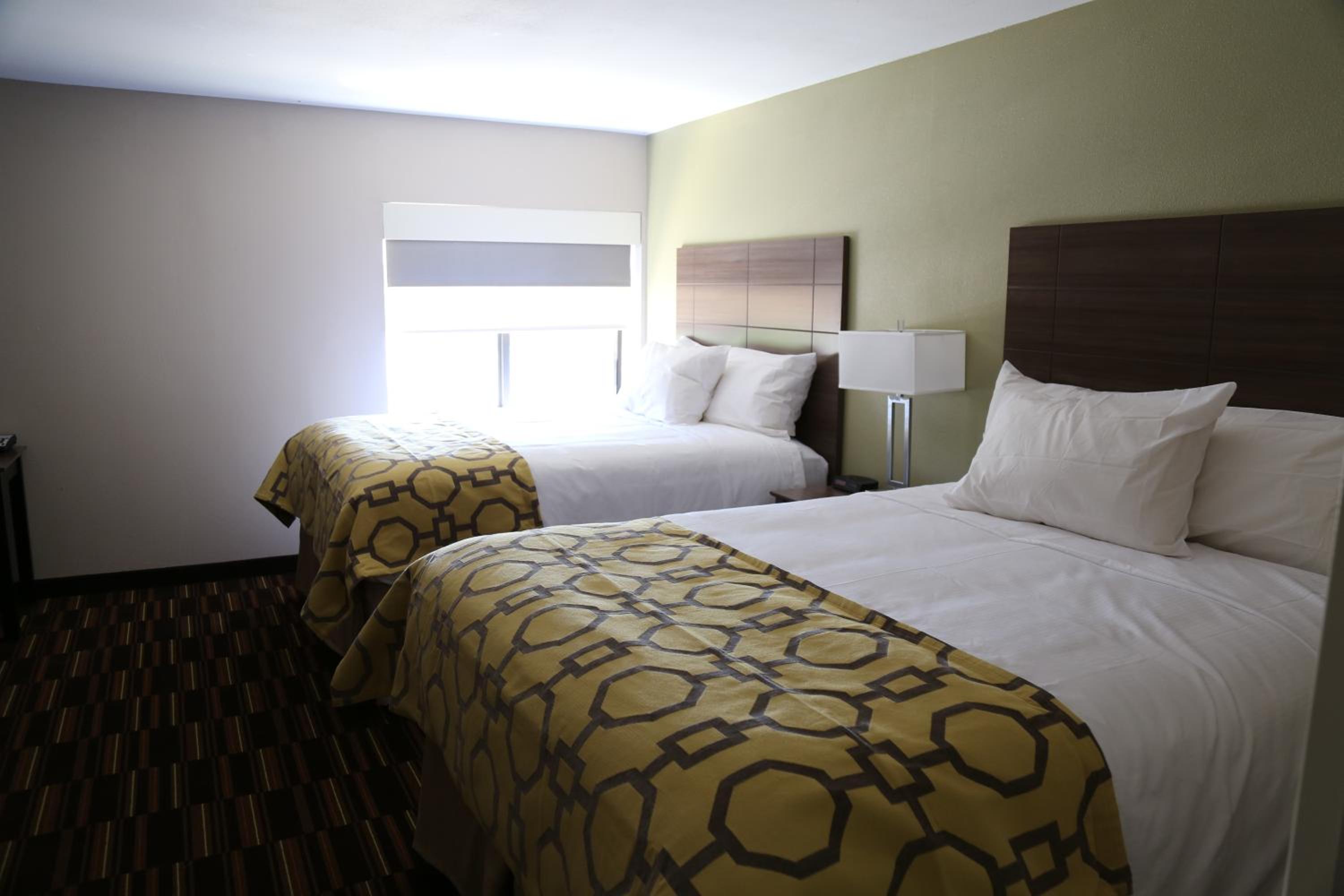 Queen Room with Two Queen Beds - Non-Smoking - Photo 1