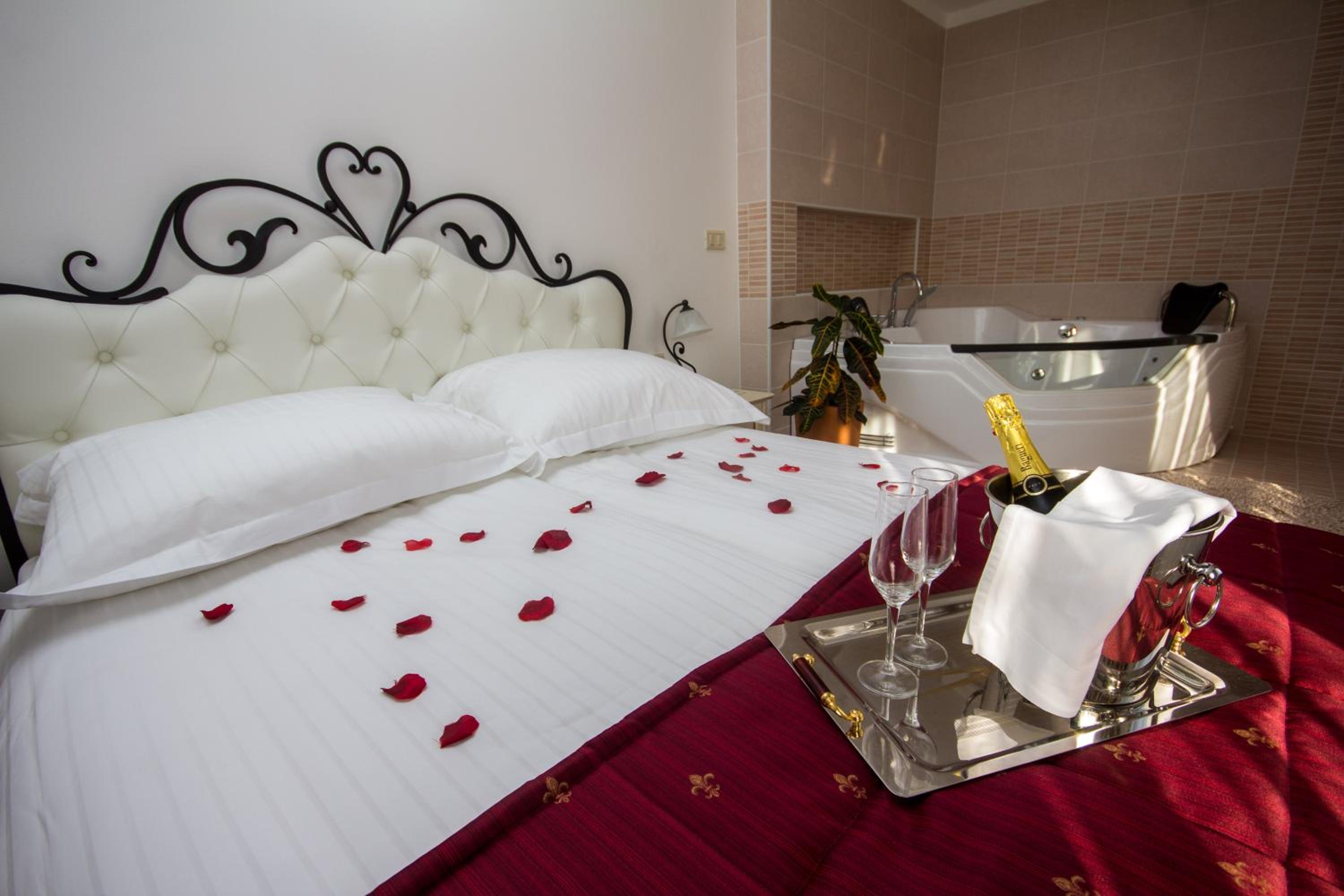 Double Room with Spa Bath - Photo 16