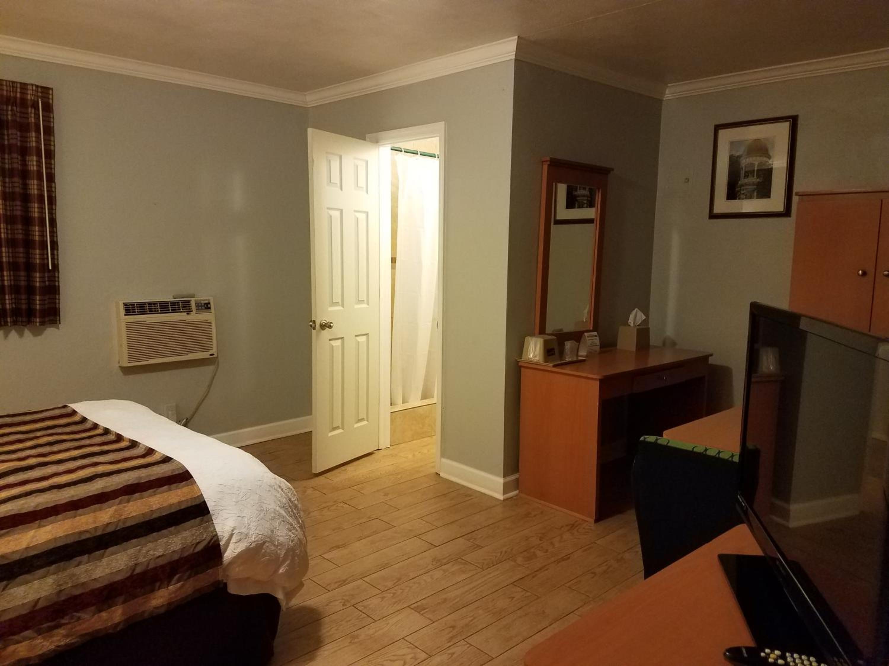 Queen Room photo 2