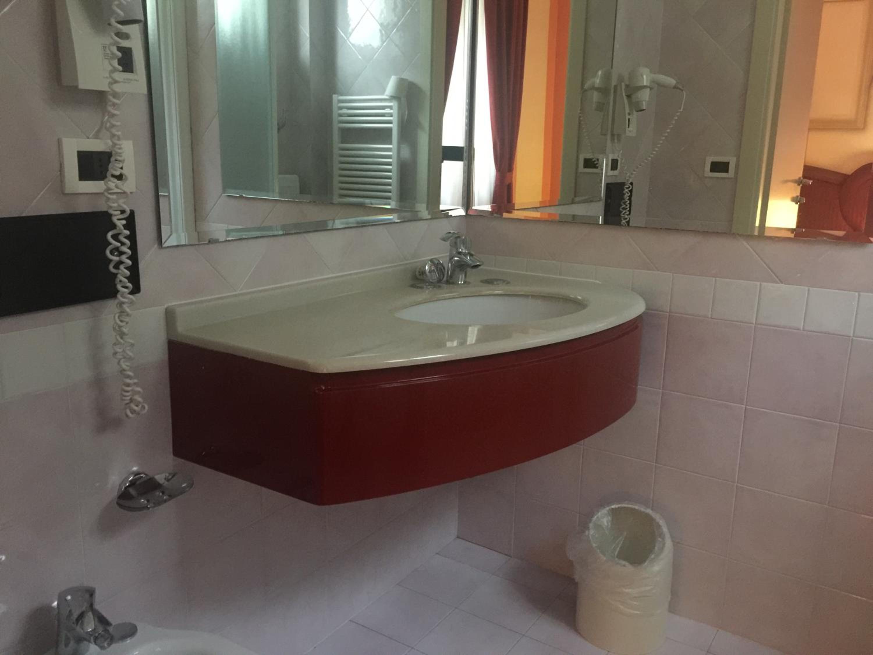 Standard Double Room - Photo 8