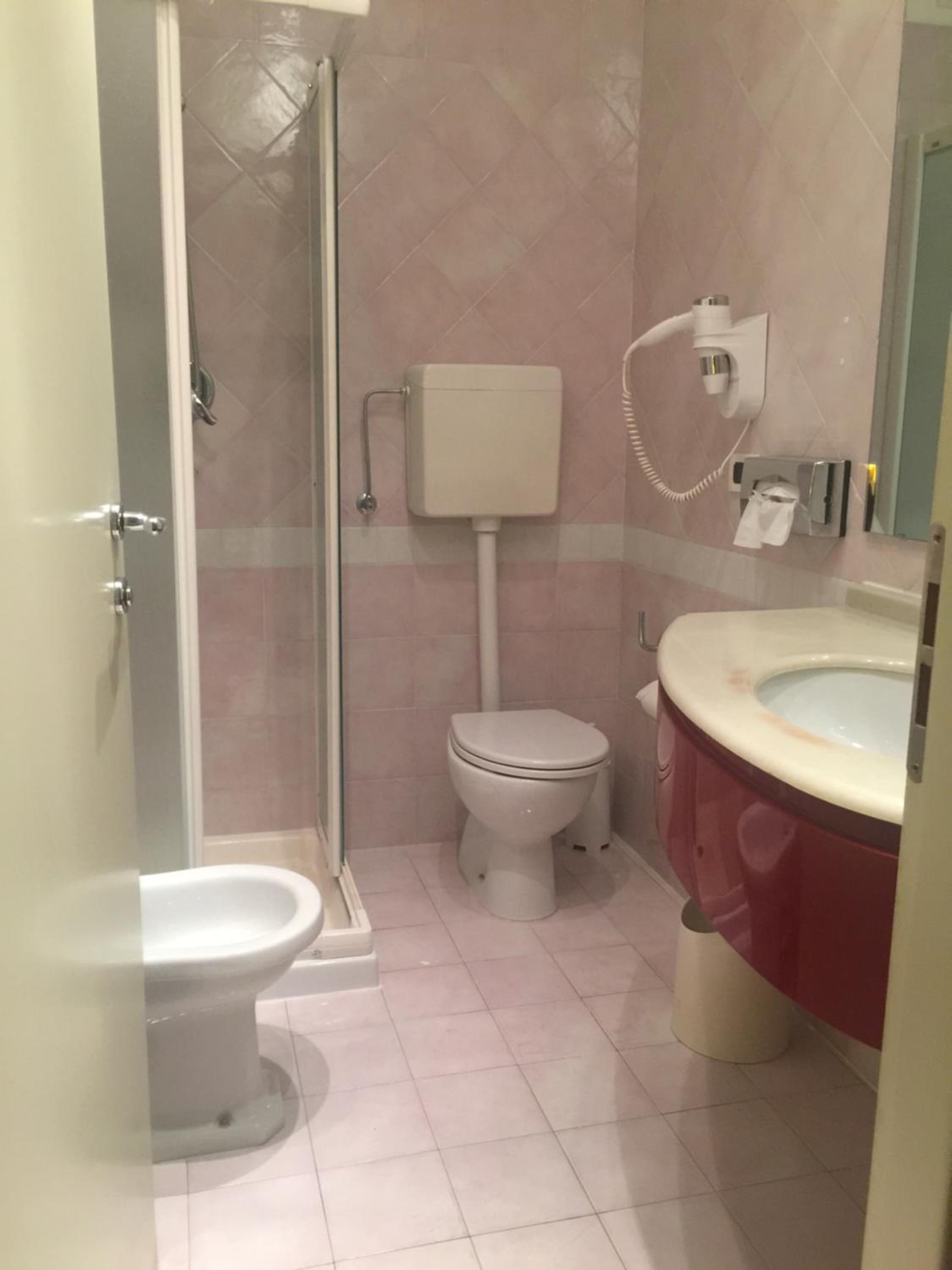 Standard Double Room - Photo 9