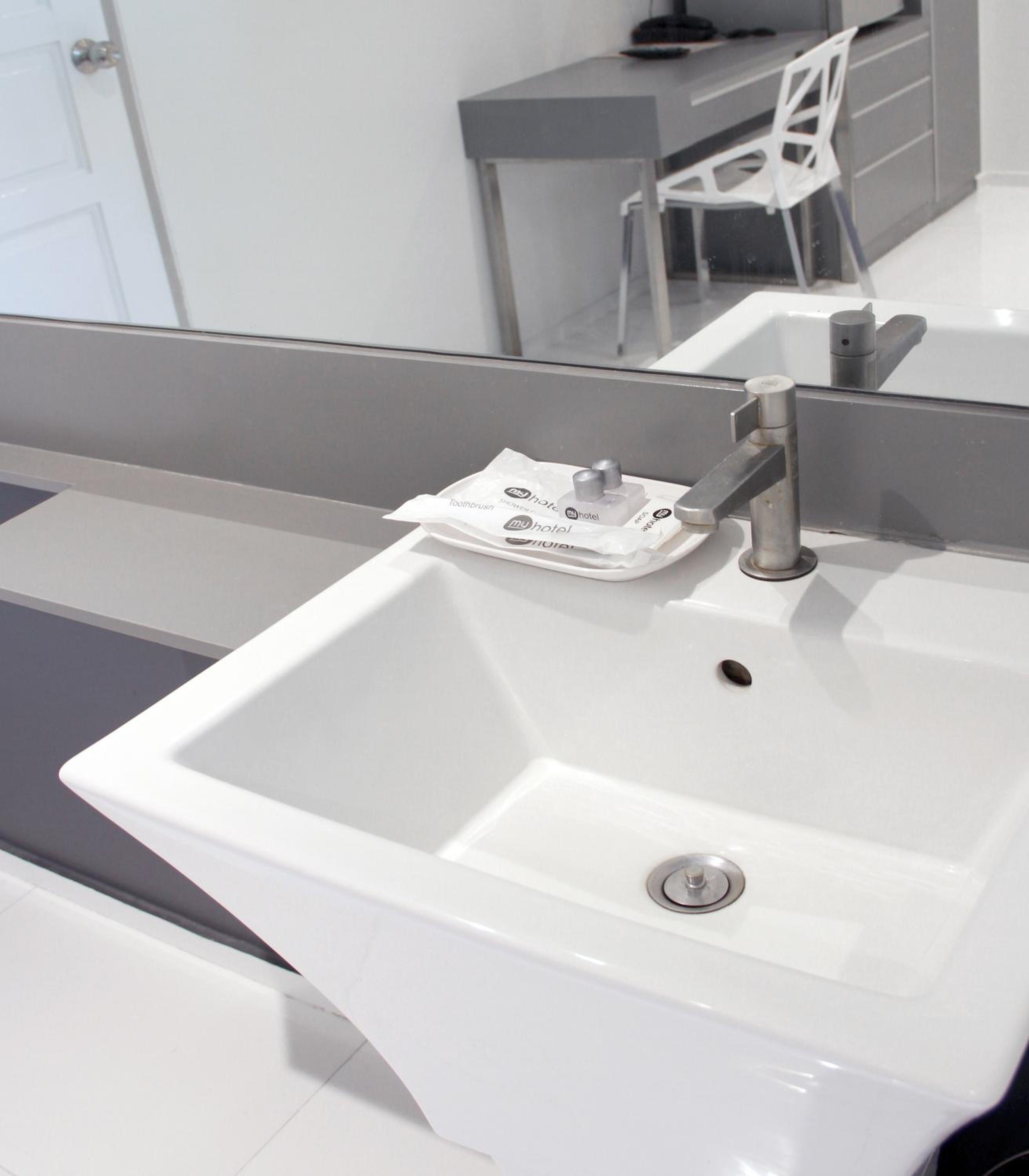 Single Room with Bathroom photo 2