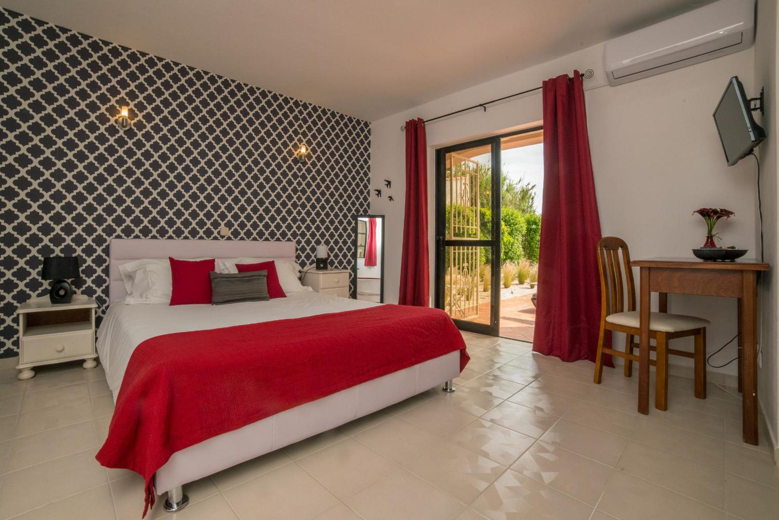 Double Room with Pool View - Photo 17