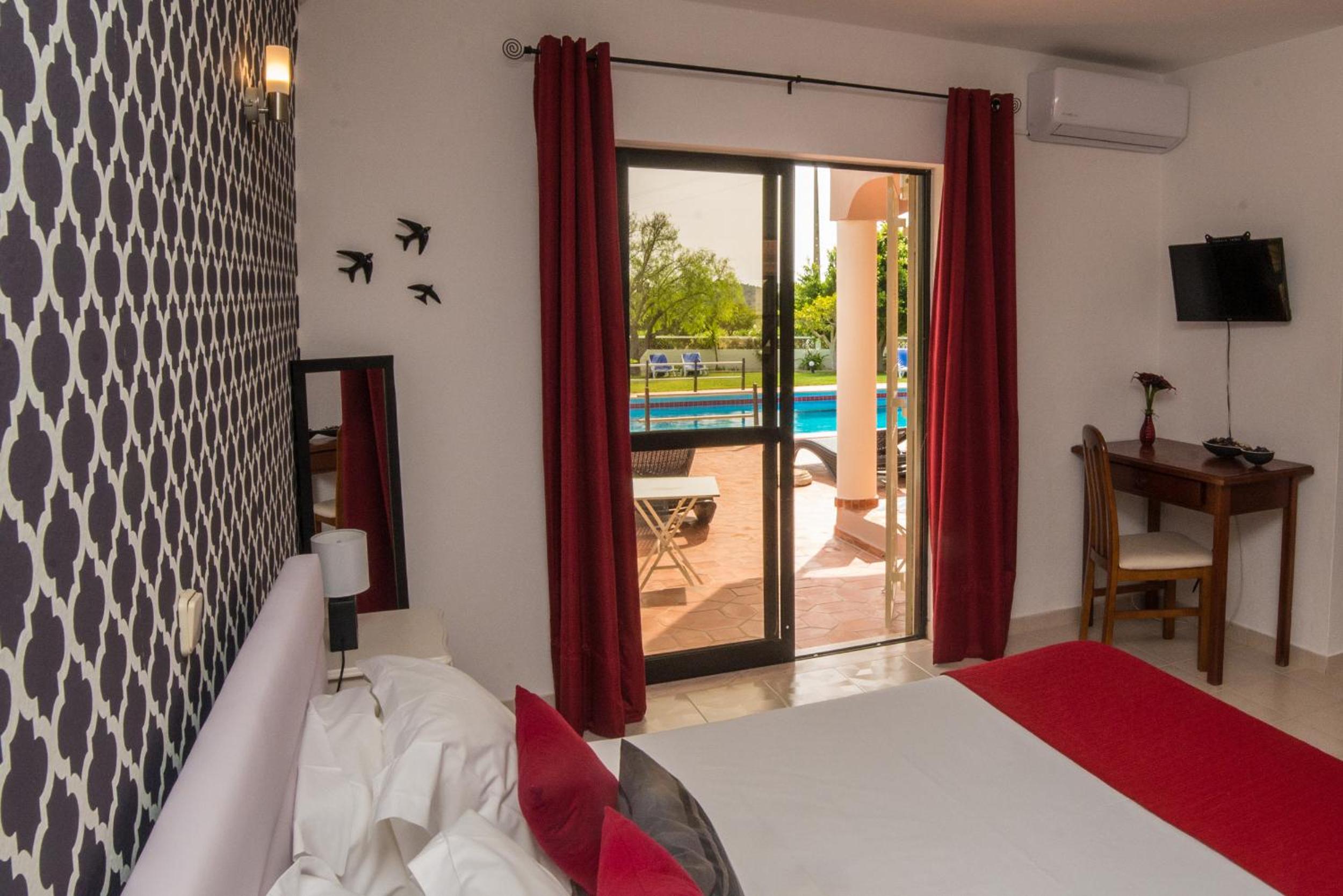 Double Room with Pool View - Photo 16