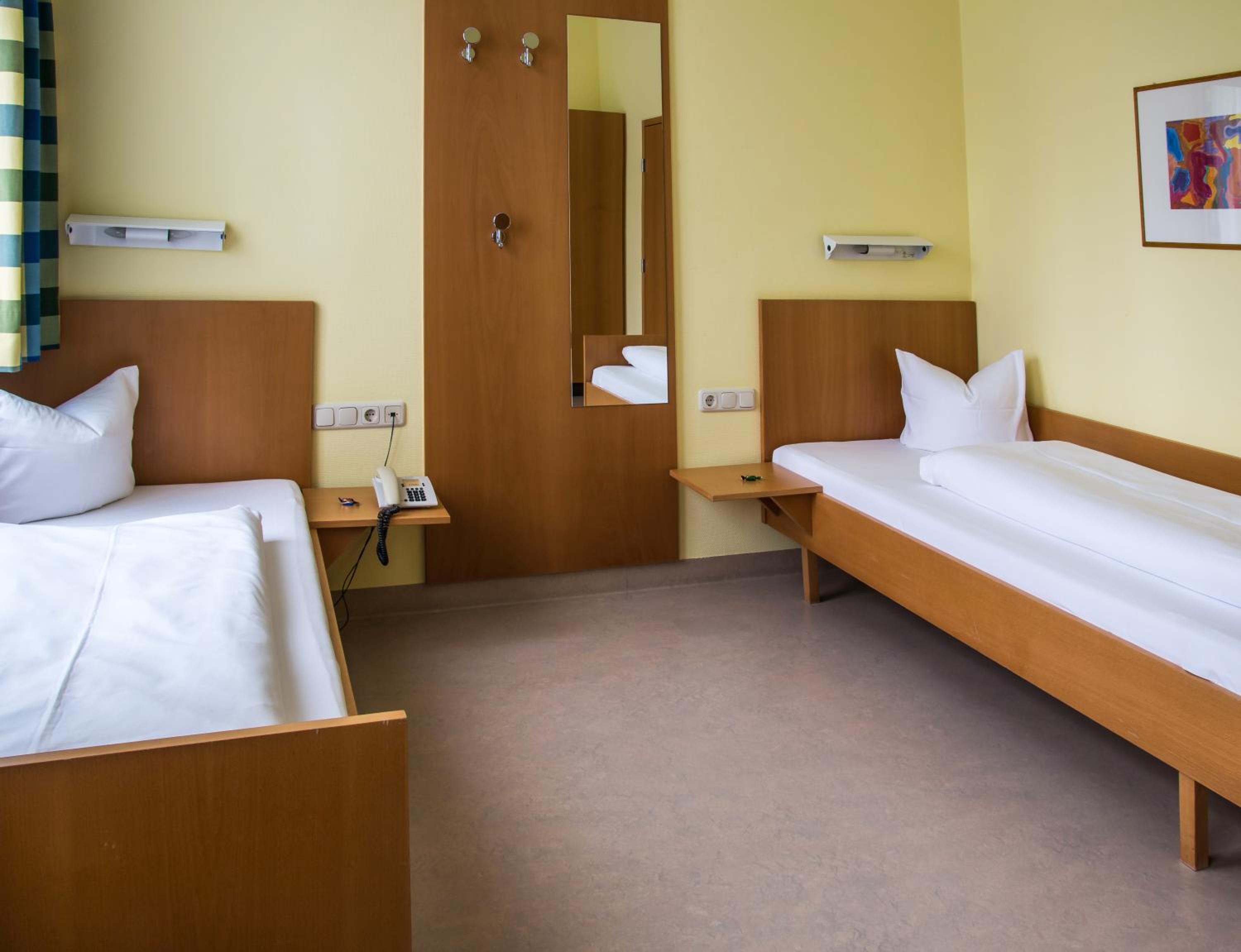 Twin Room - Disability Access - Photo 7