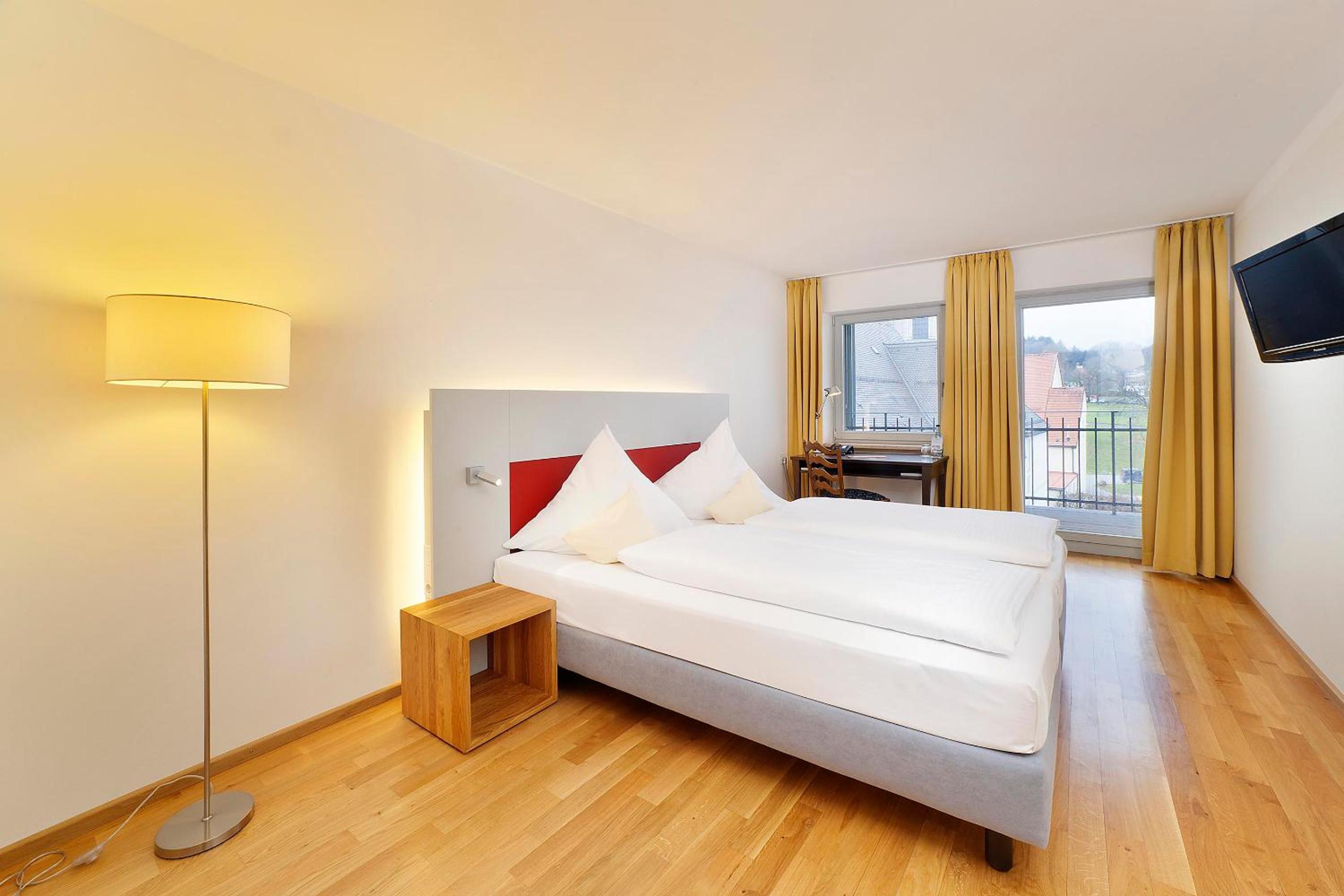 Double Room with Balcony - Photo 9
