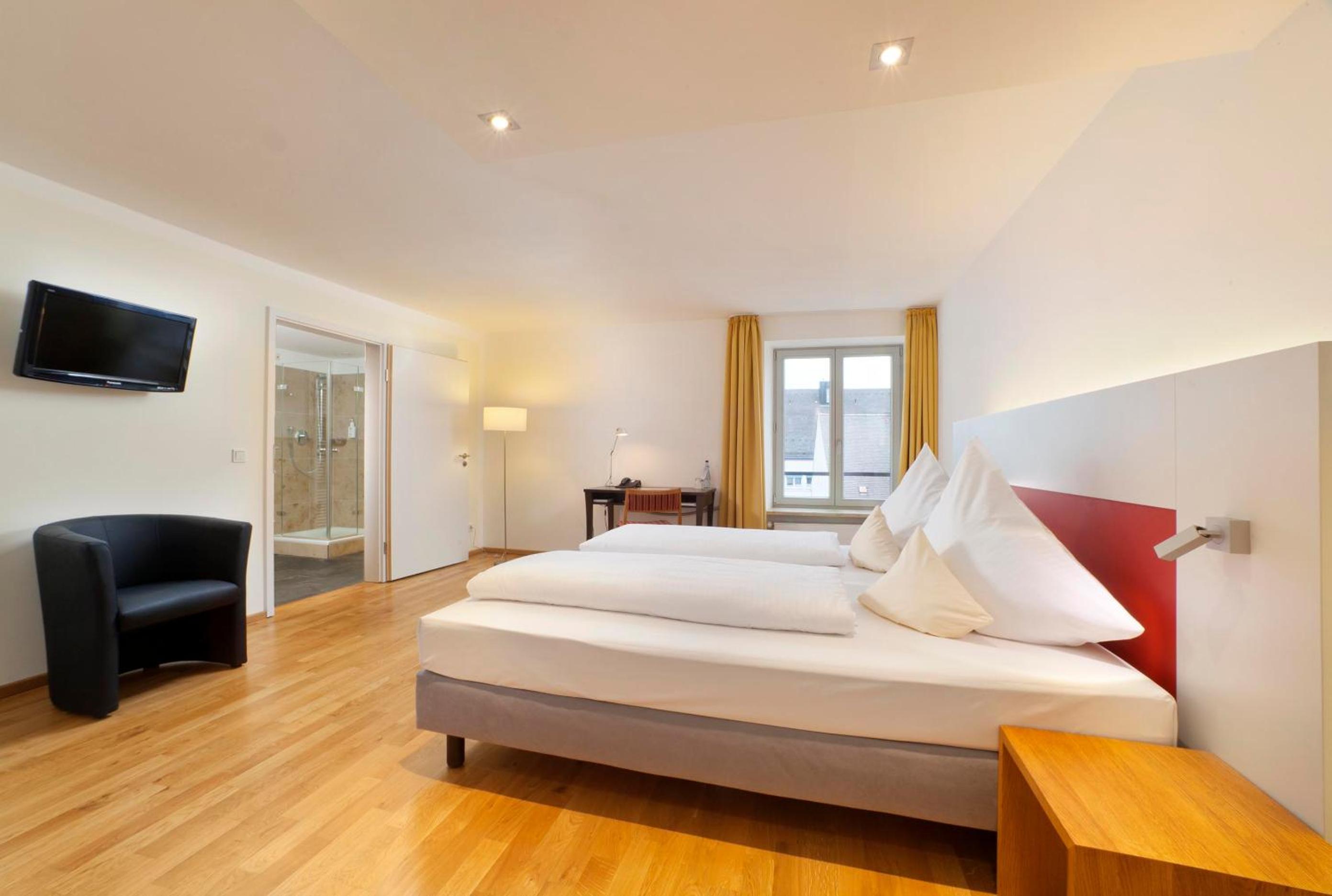 Double Room with Balcony - Photo 4