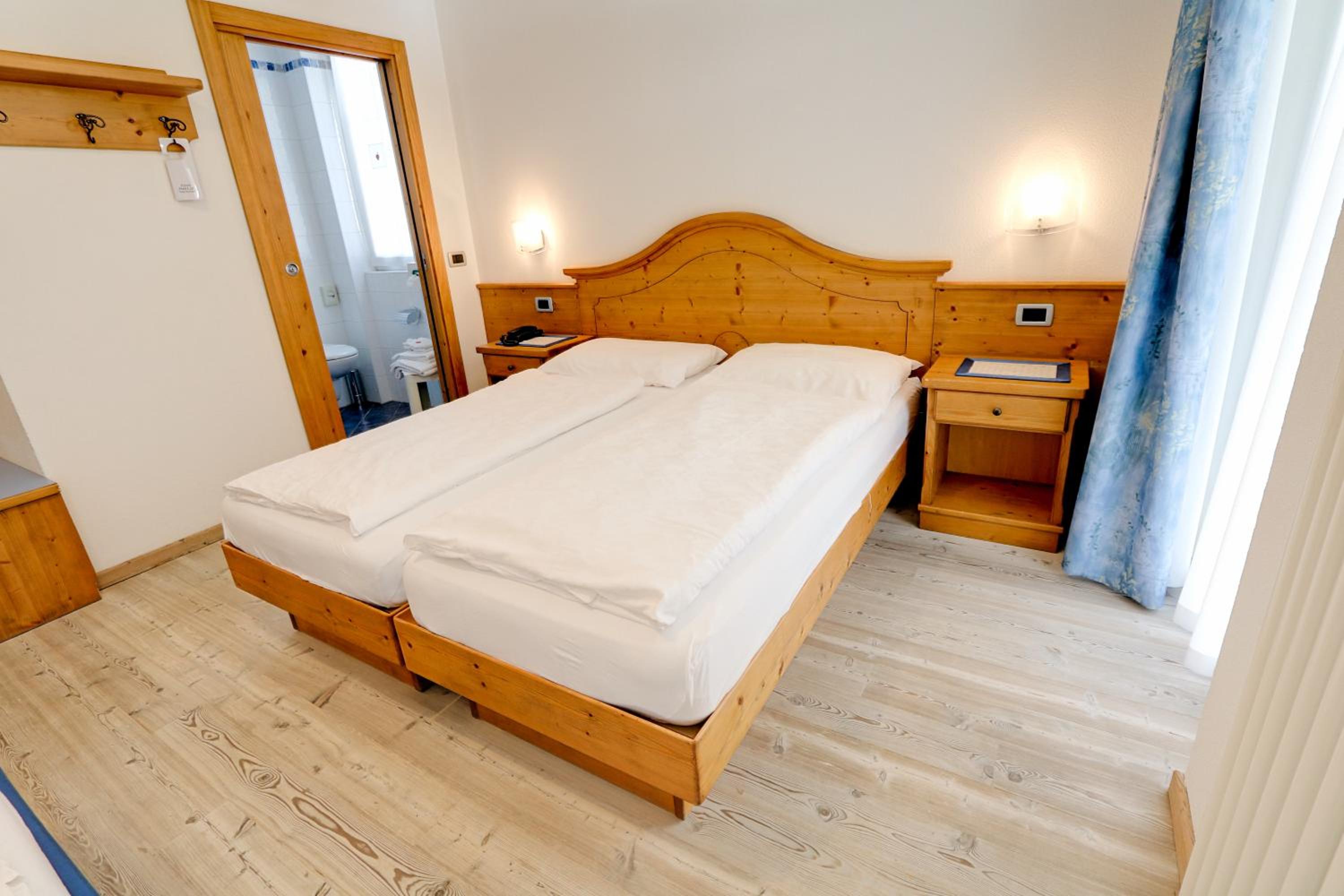 Double or Twin Room with Balcony - Photo 3