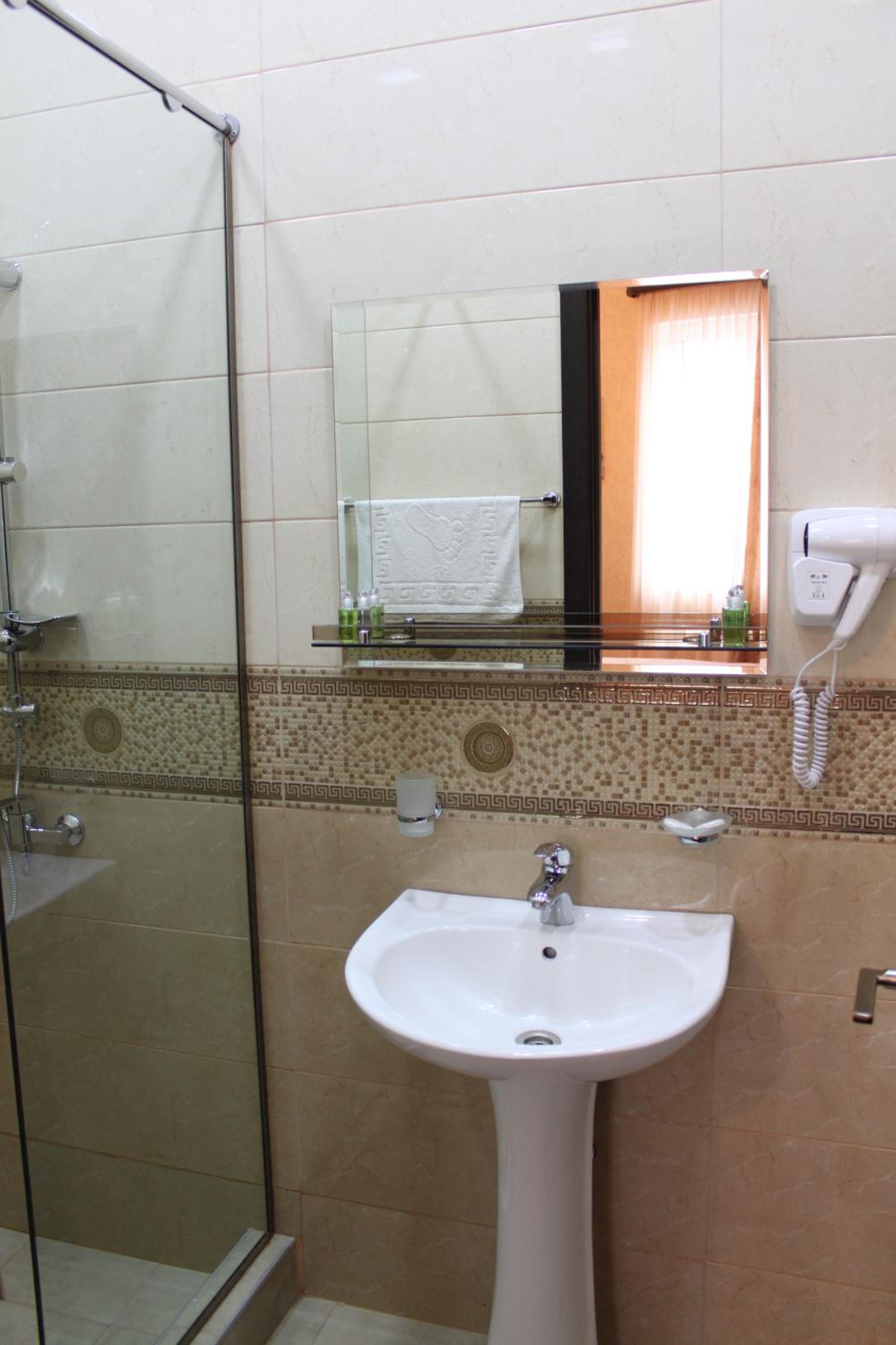 Twin Room - Photo 6
