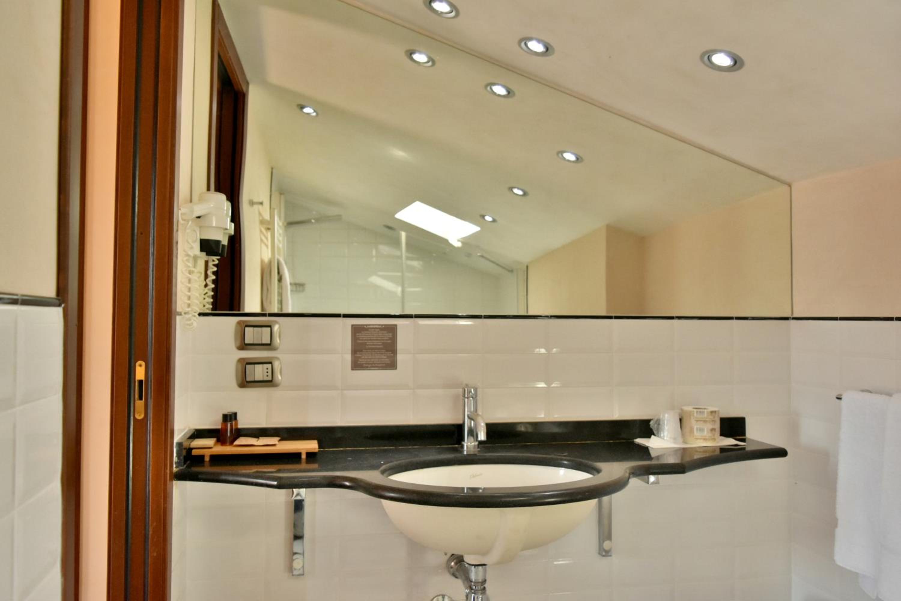 Junior Suite with Private Pool - Photo 5