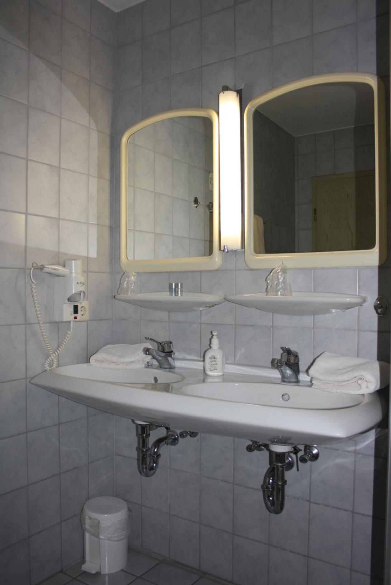 Budget Double Room - Photo 2