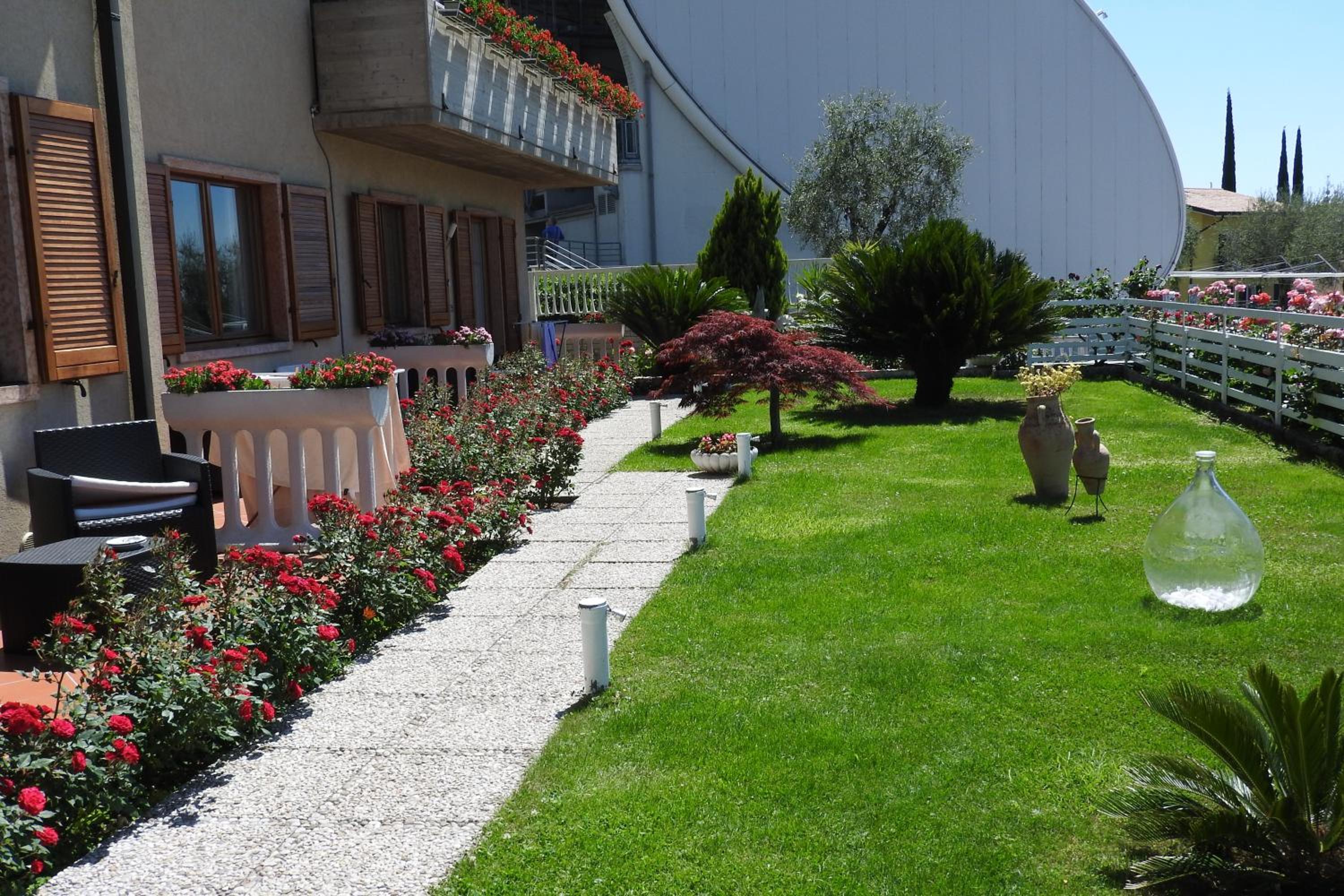 Two-Bedroom Deluxe Apartment with Garden View photo 2
