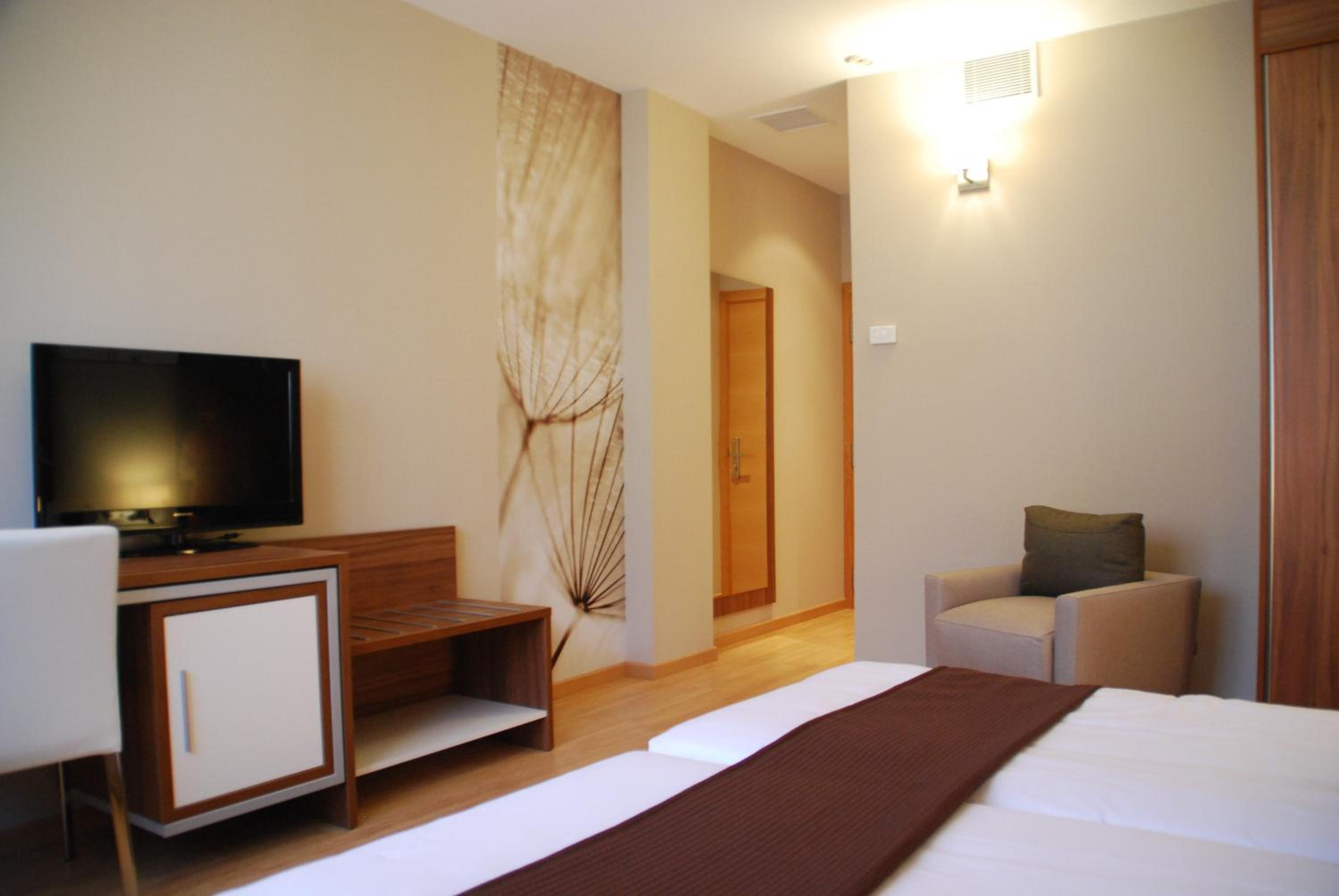 Double or Twin Room thumbnail 6