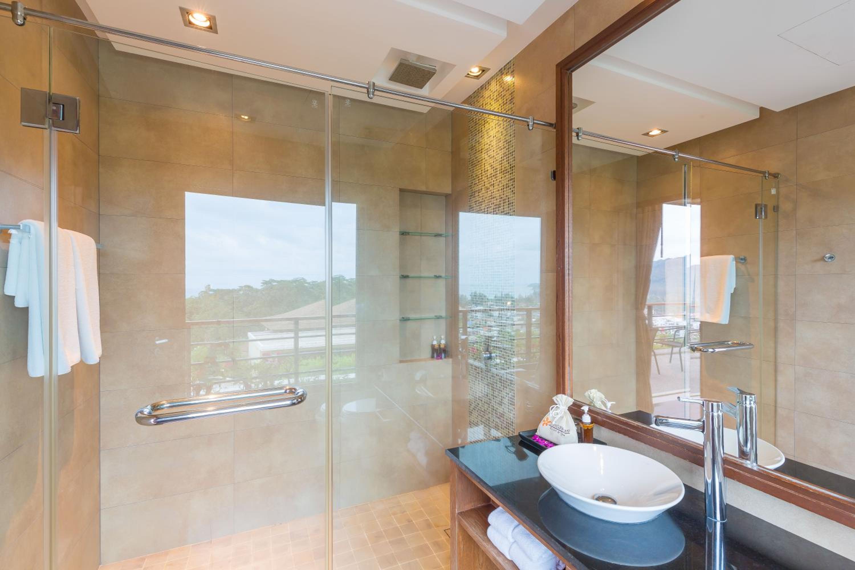 Three-Bedroom Villa with Private Pool - Photo 18