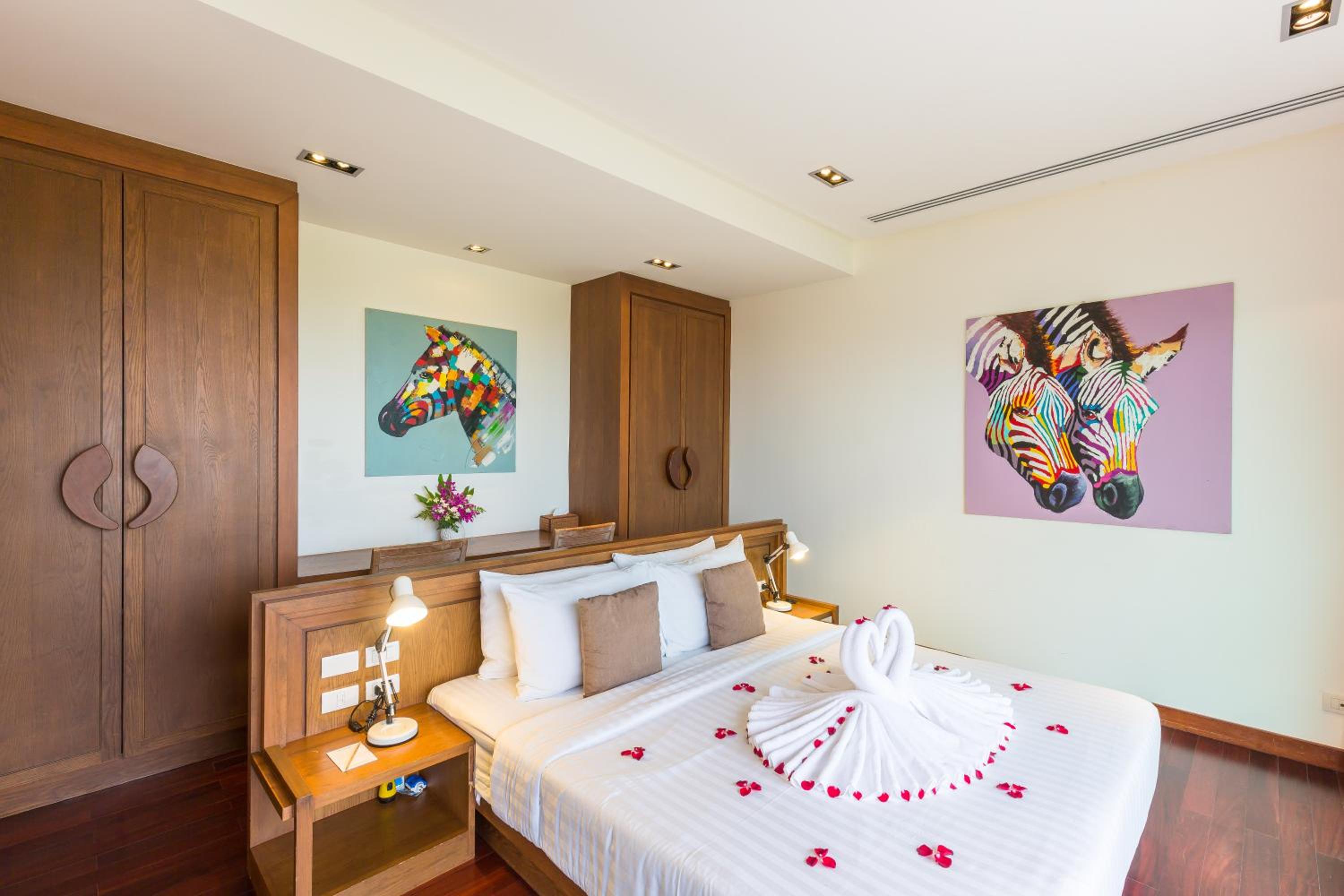 Three-Bedroom Villa with Private Pool - Photo 13