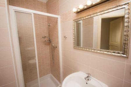 Double Room with Spa Bath - Photo 13