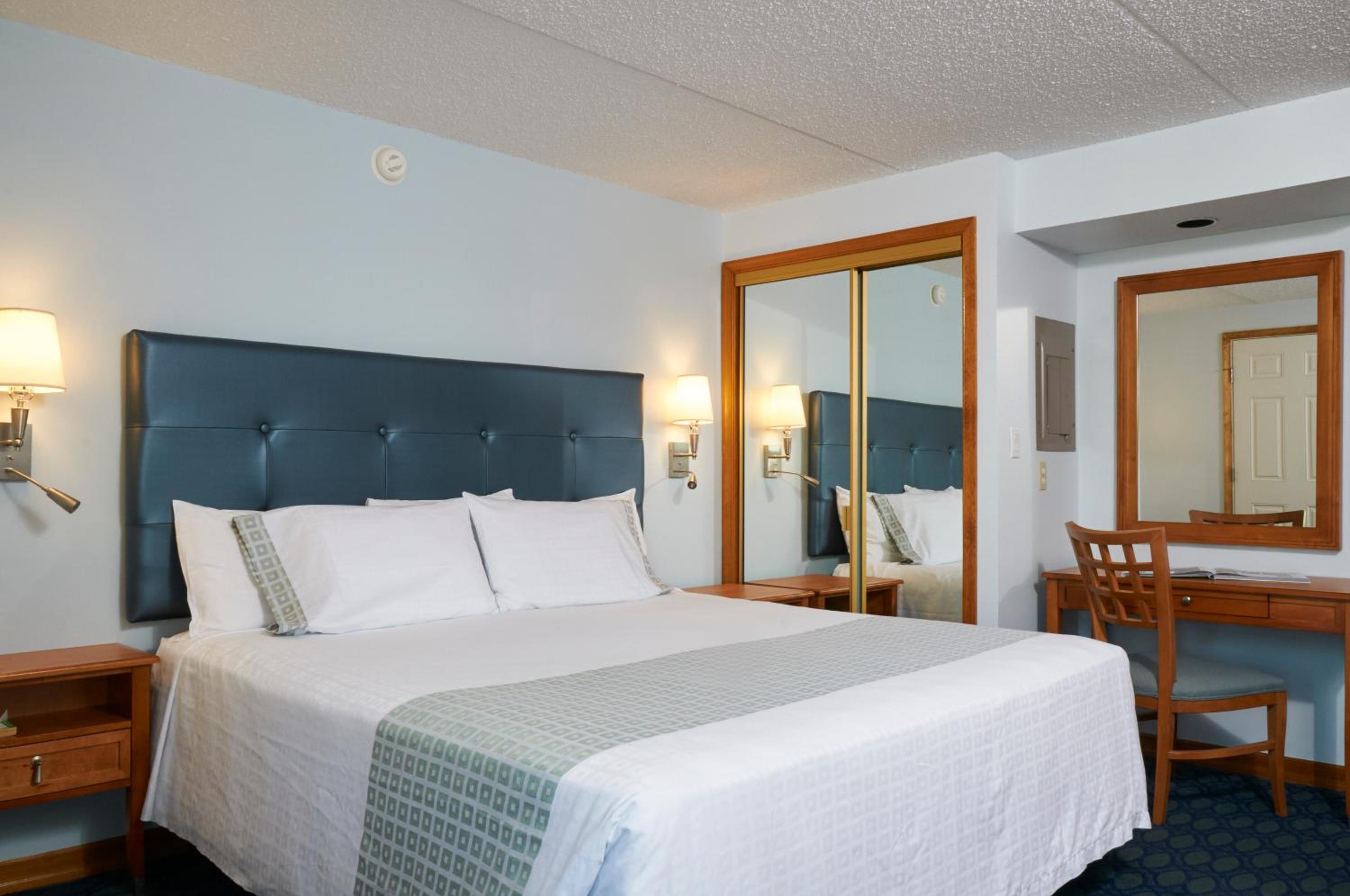 TWO-ROOM ROYAL OCEANFRONT SUITE - Photo 3