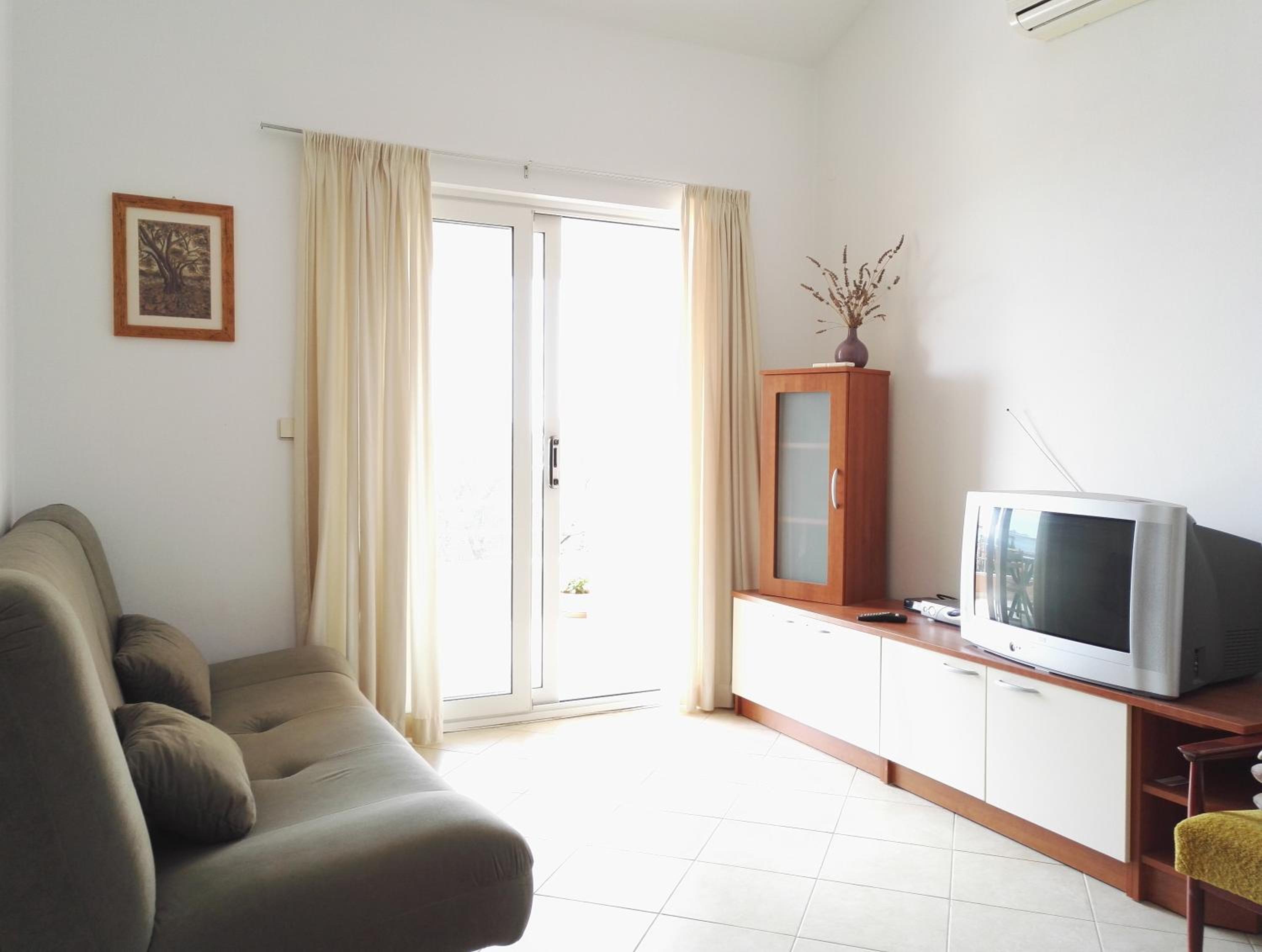 Apartment with Balcony and Sea View - Photo 7