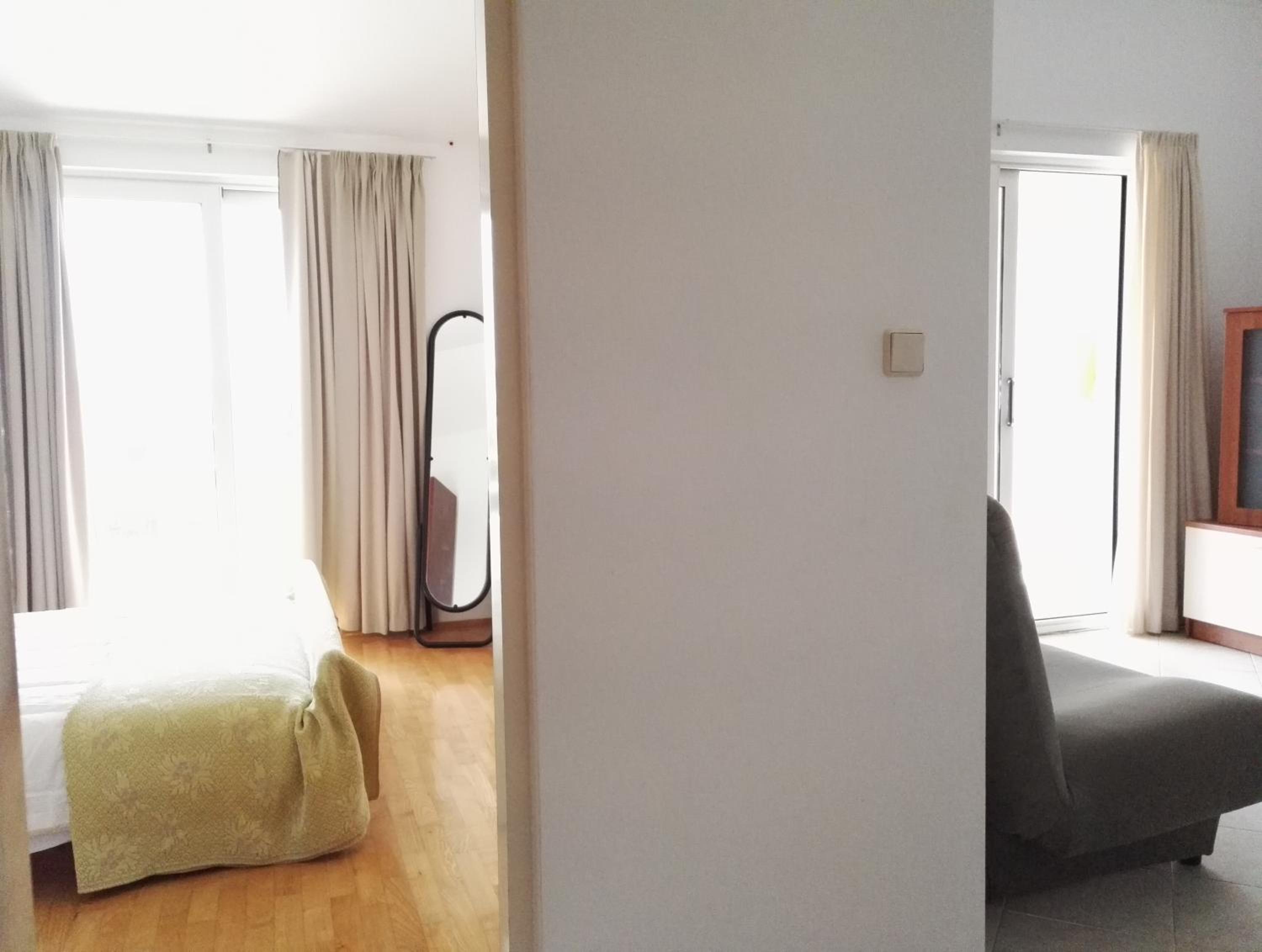 Apartment with Balcony and Sea View - Photo 6
