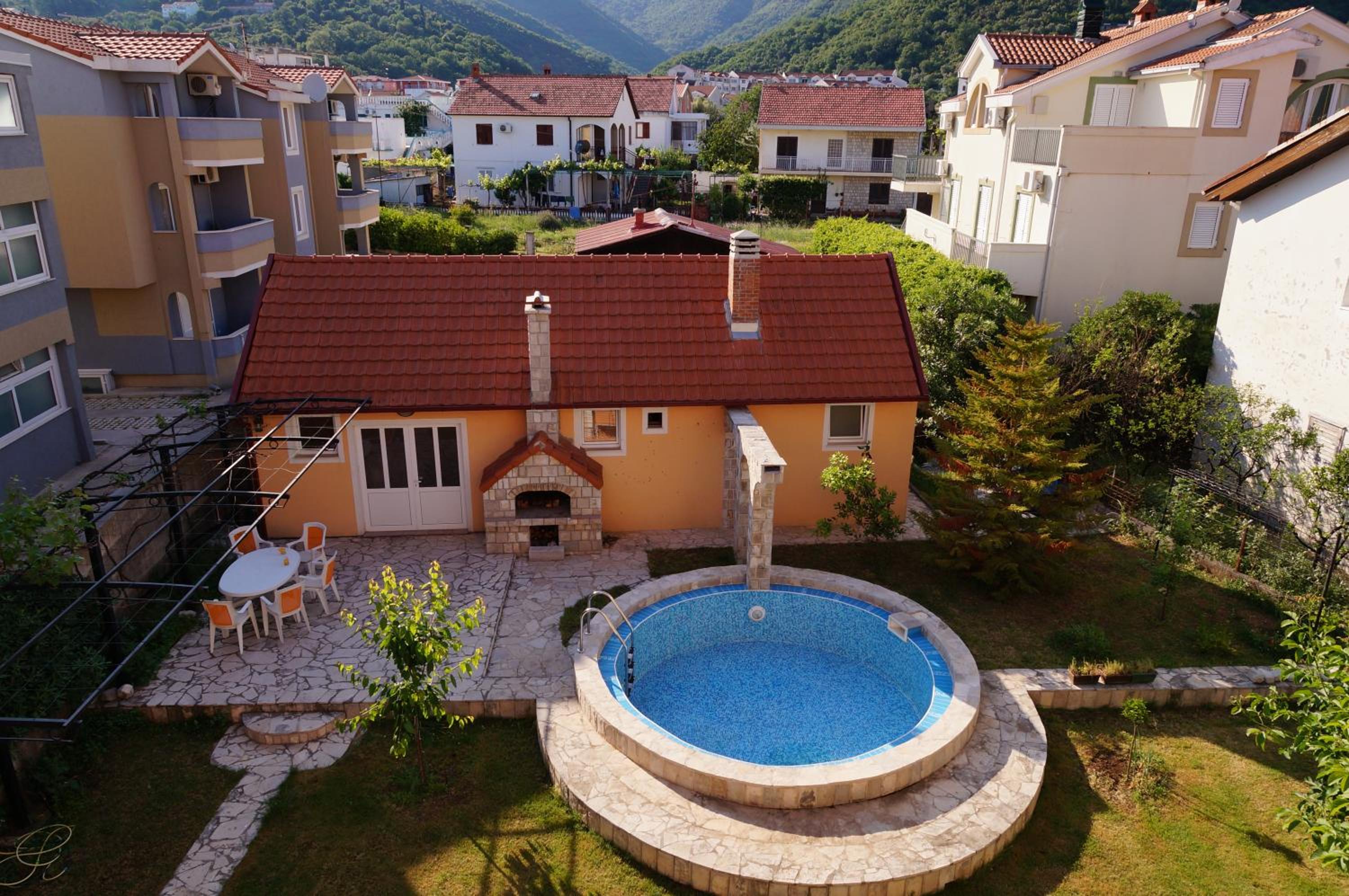 One-Bedroom Apartment With Balcony And Mountain View   photo 2