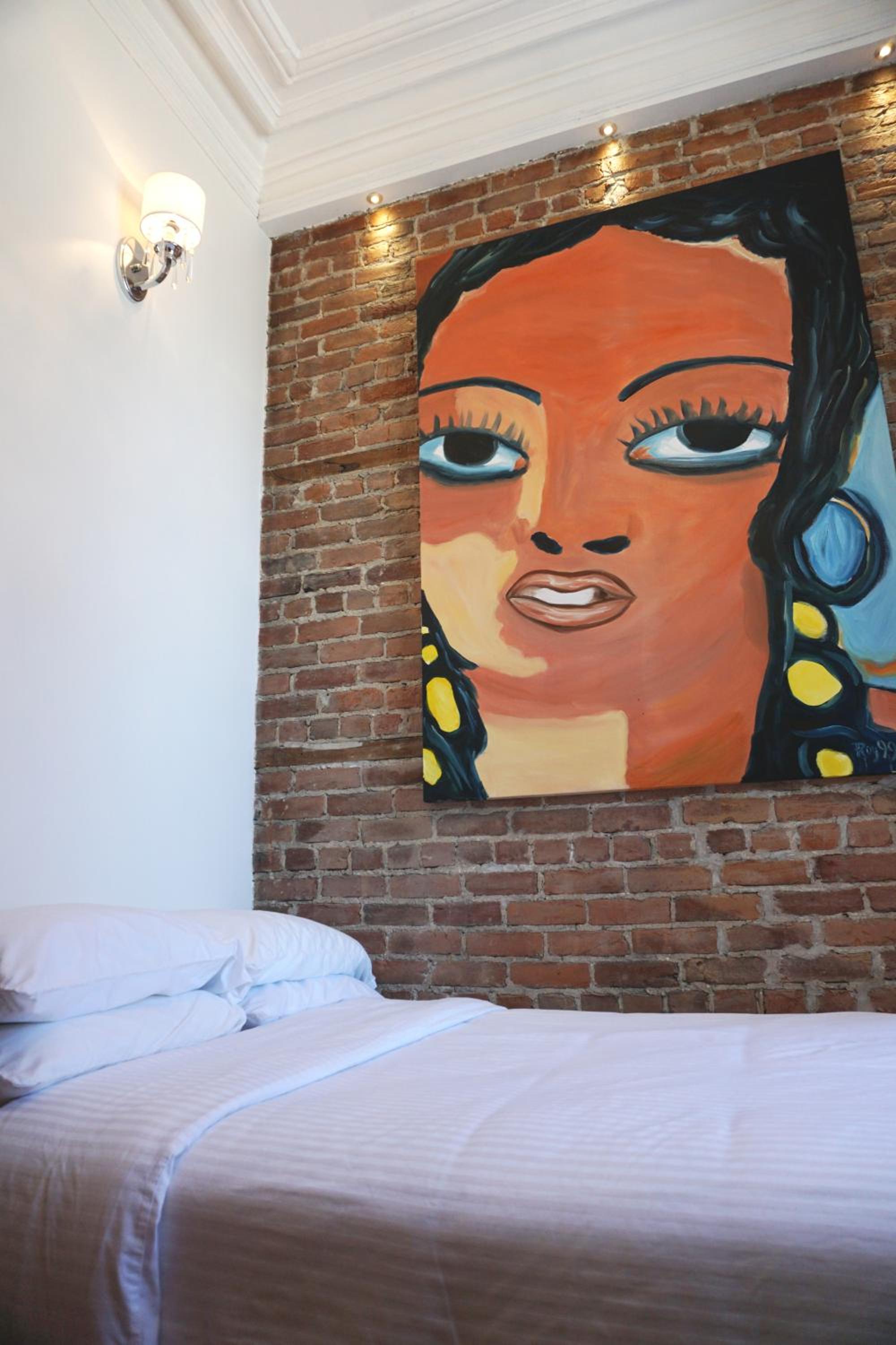 Small Economy Room with Private Bathroom in Hallway for one person photo 2