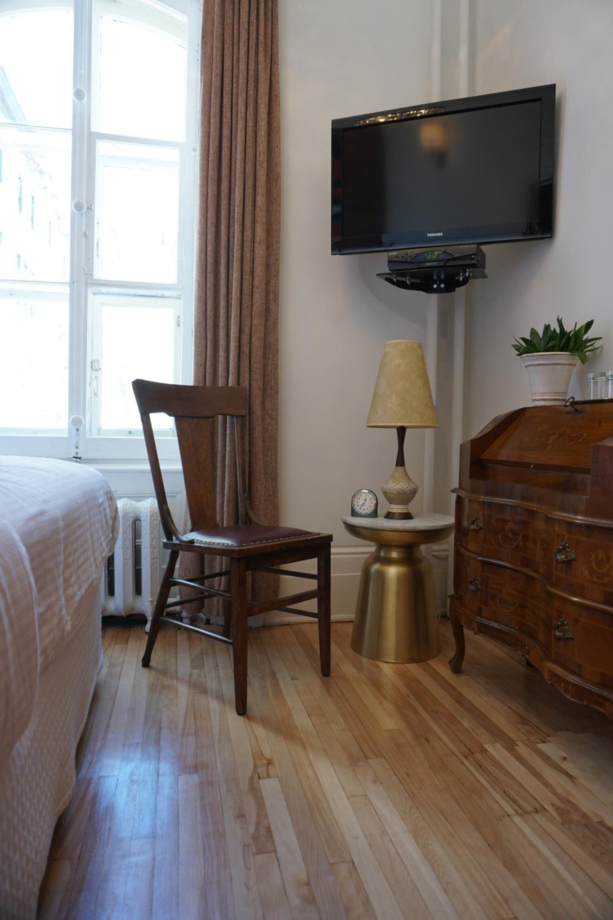 Small Economy Room with Private Bathroom in Hallway for one person photo 3