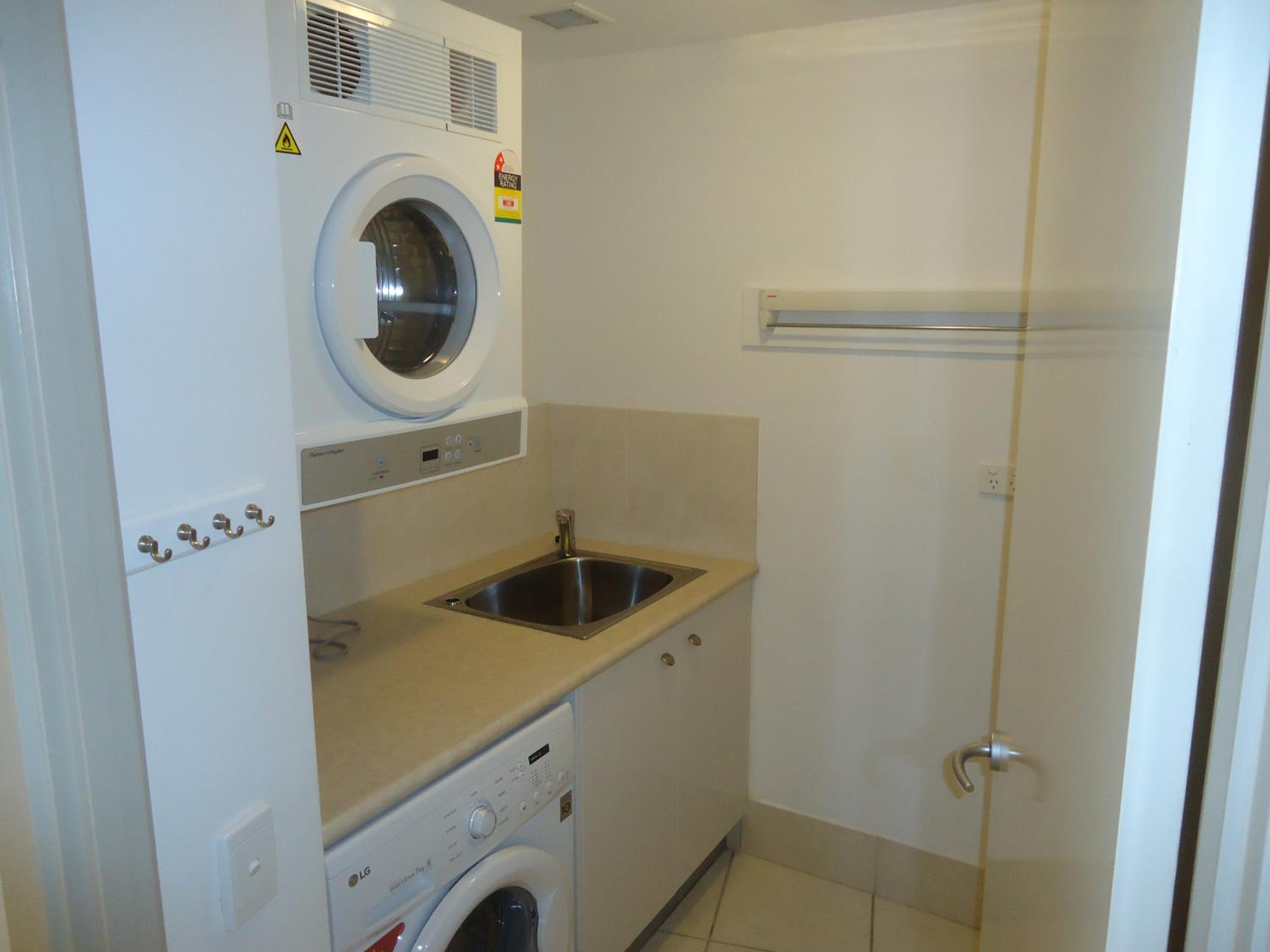 One-Bedroom Apartment with Partial Water View photo 2