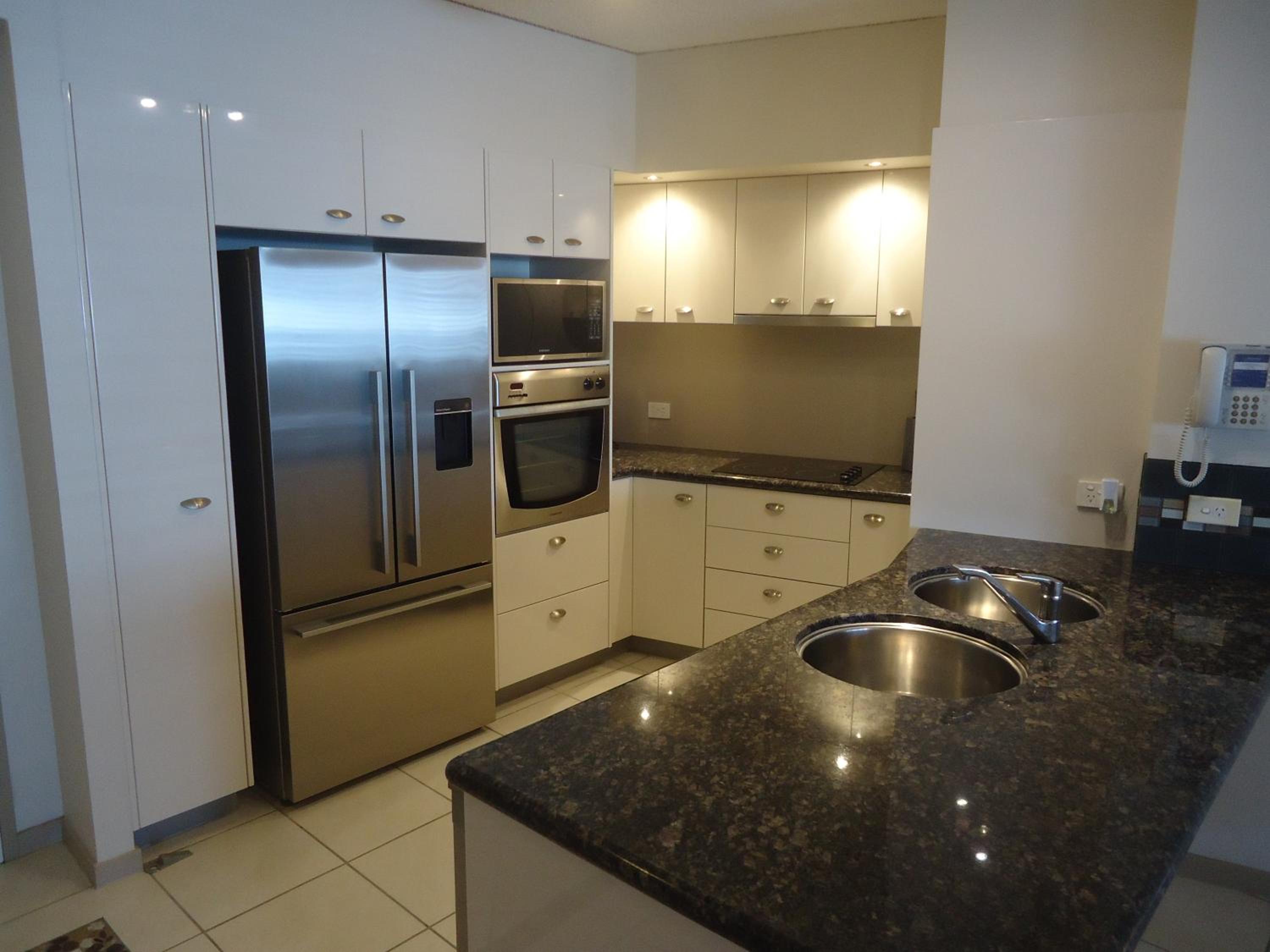 One-Bedroom Apartment with Partial Water View photo 3