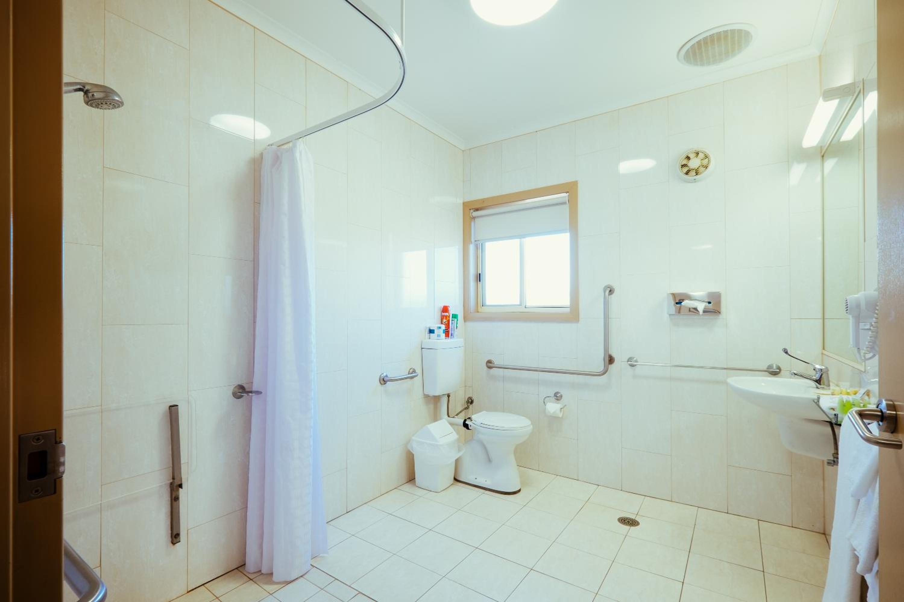 Queen Room - Disability Access photo 2