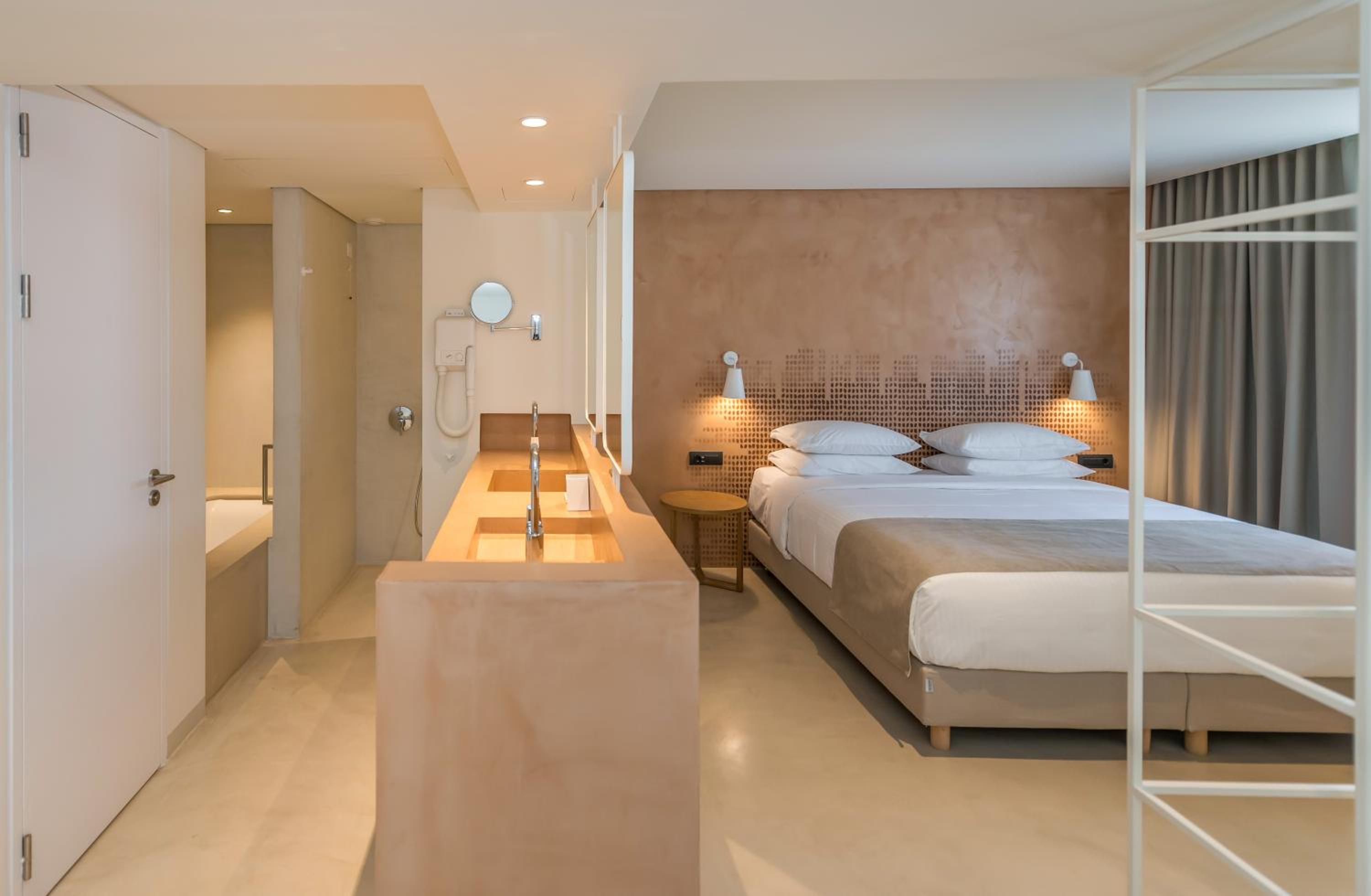 One-Bedroom Suite photo 2