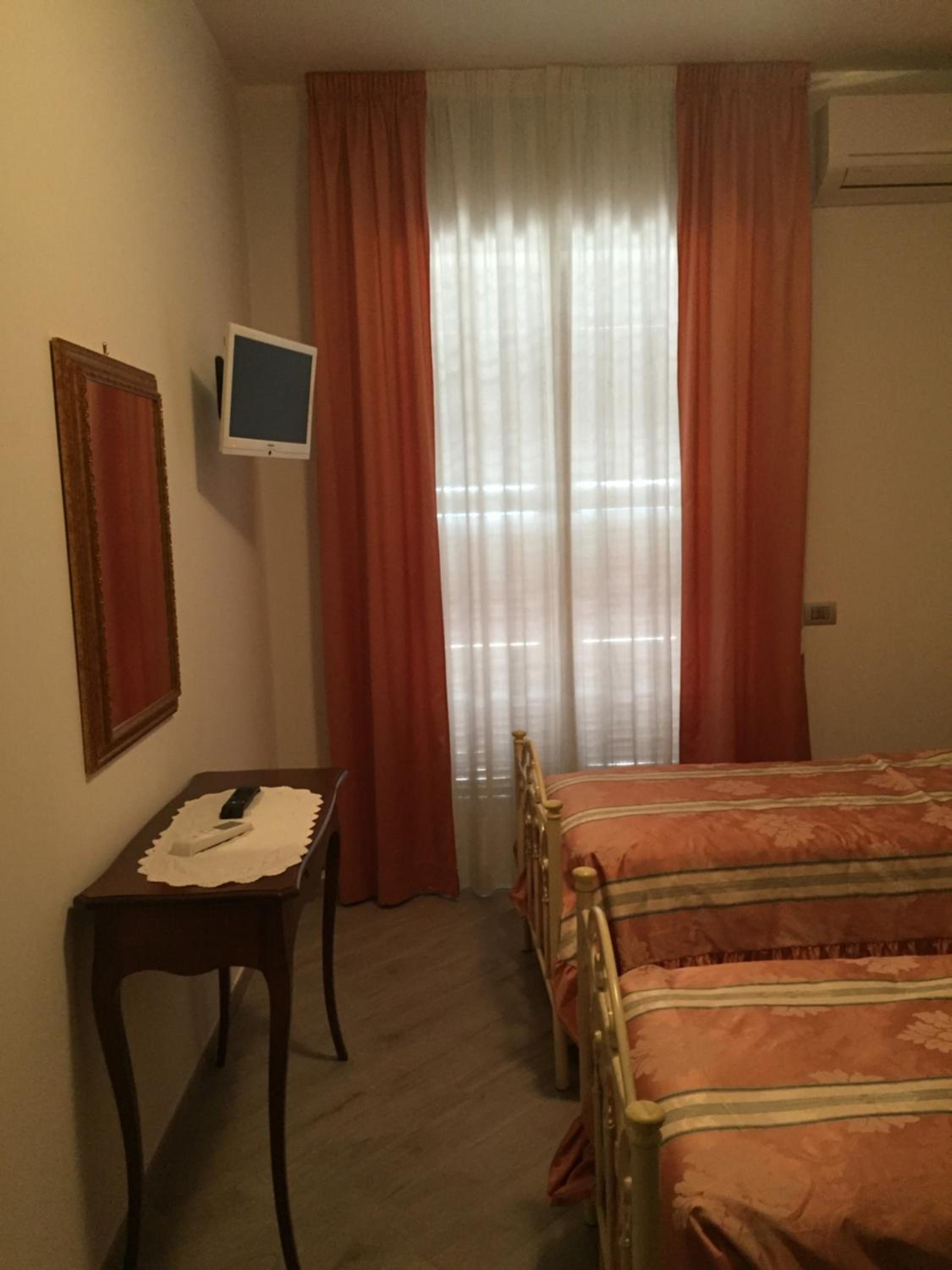 Twin Room - Photo 1