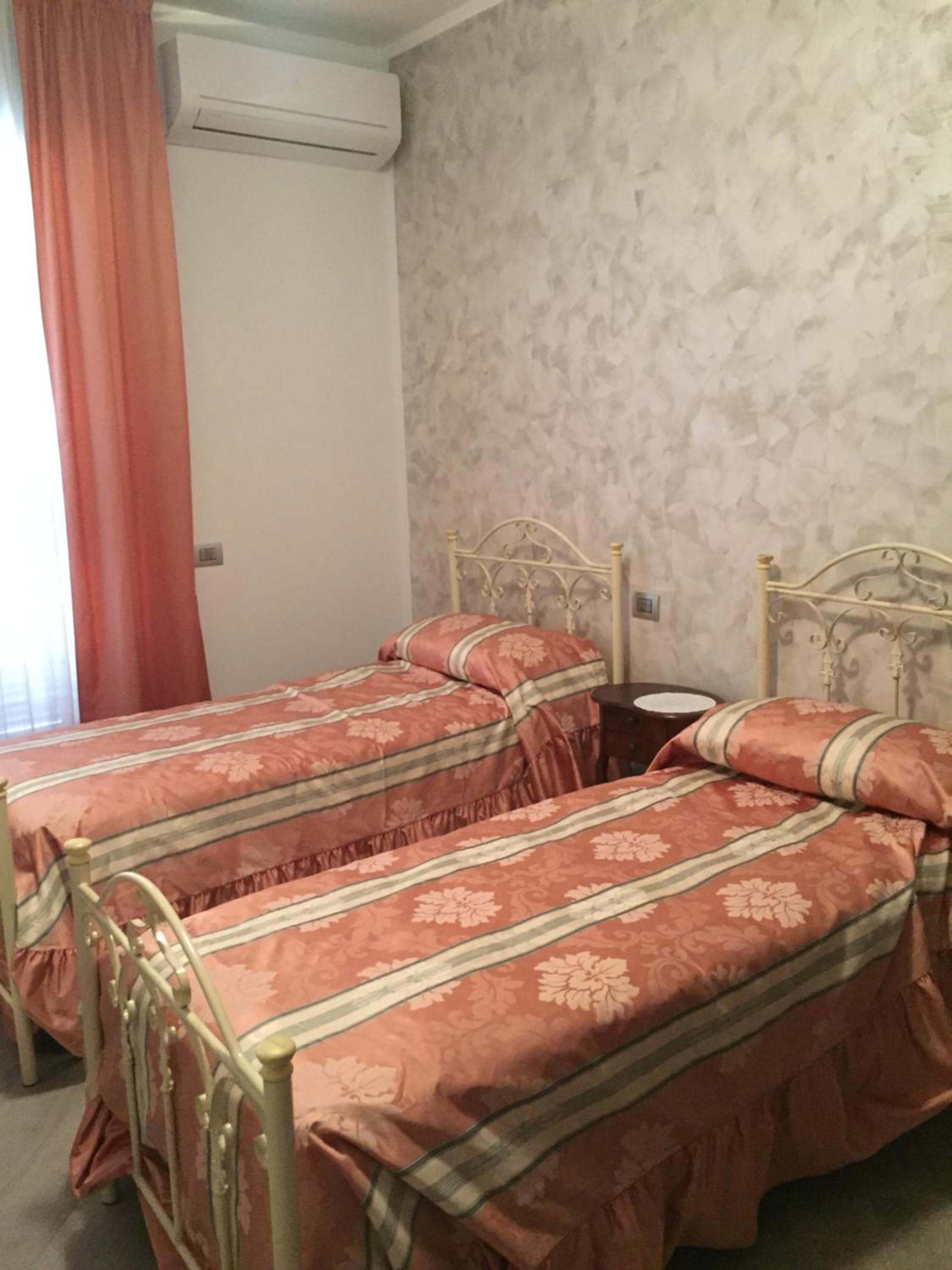 Twin Room - Photo 4