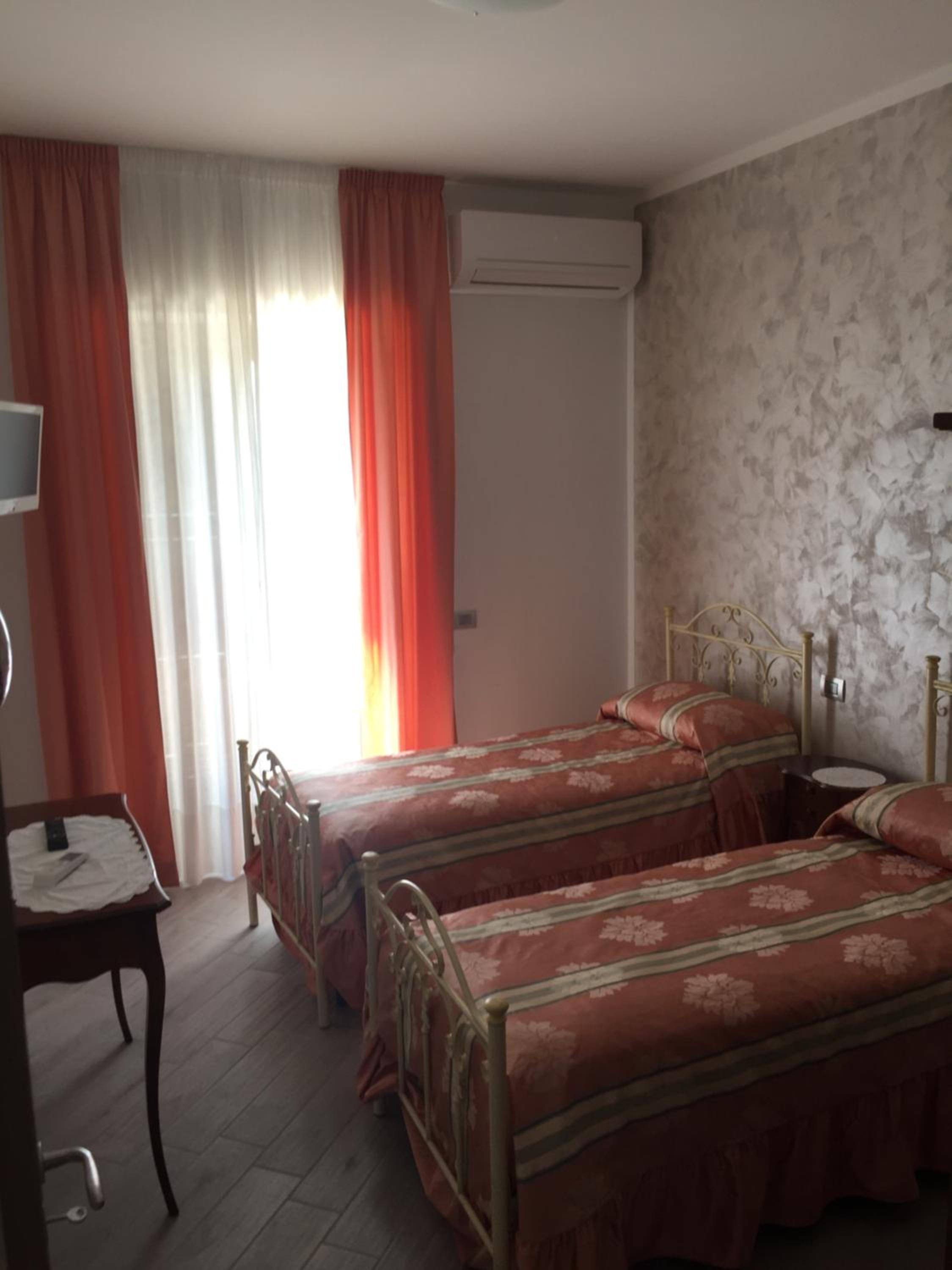 Twin Room - Photo 5