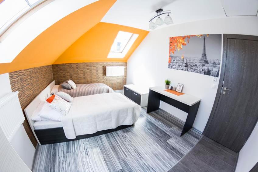 Twin Room - Photo 3