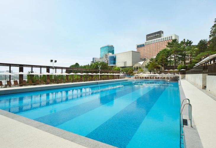 [Summer PKG] Deluxe Twin Mountain View with Outdoor Pool 1st Session and Poolside Combo - Extra Charge for Kid's Pool Access