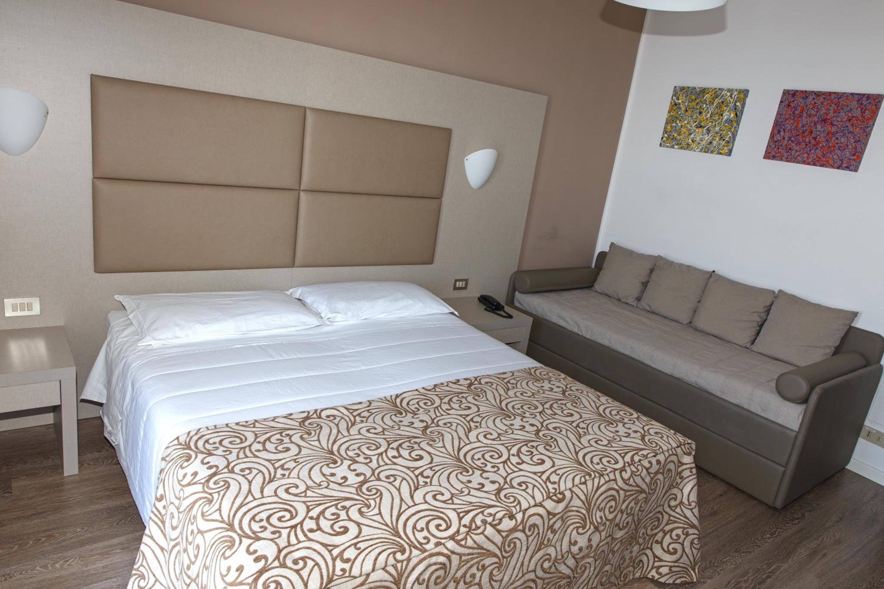 Superior Triple Room with Lateral Sea View photo 1