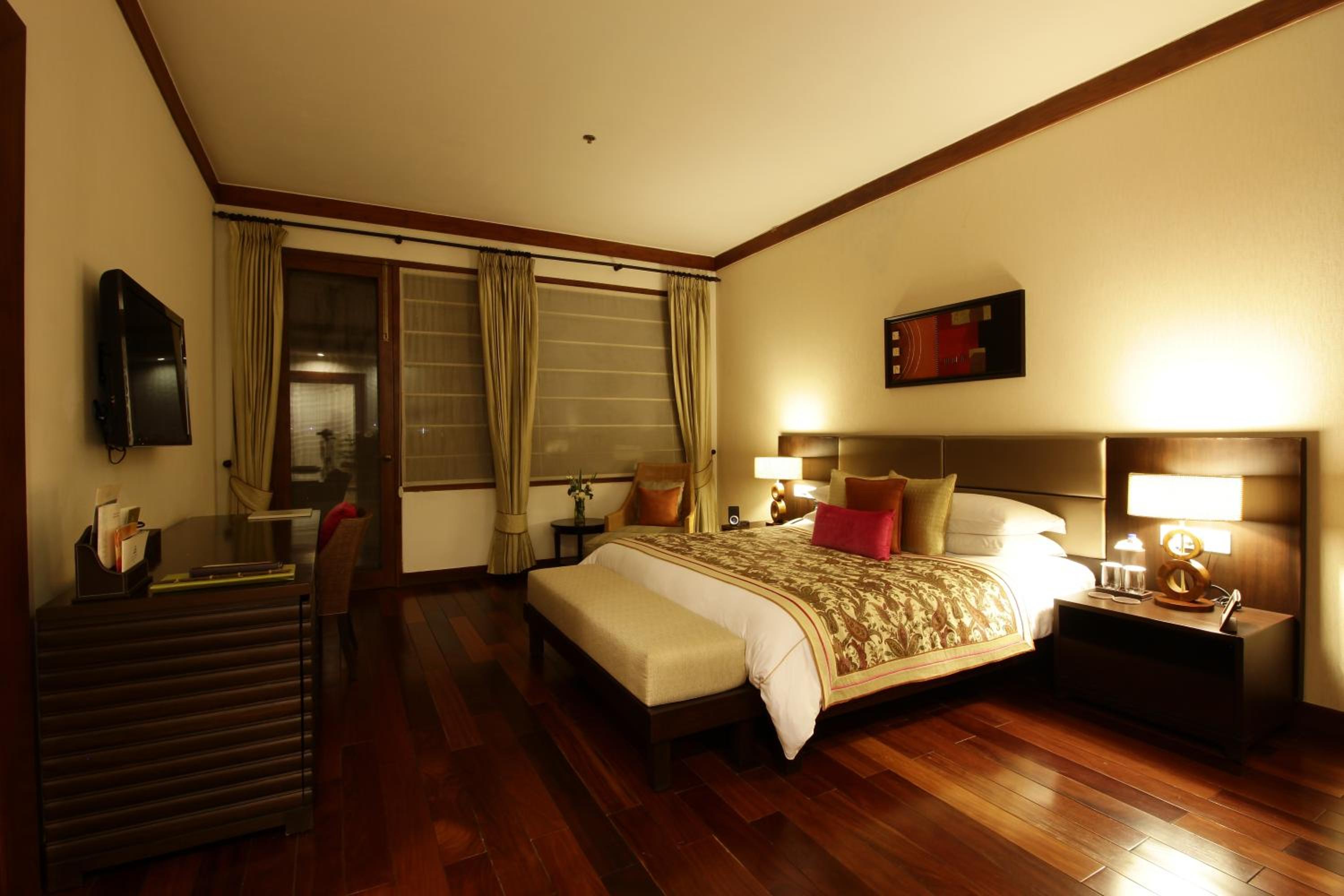 Executive Suite - Photo 2