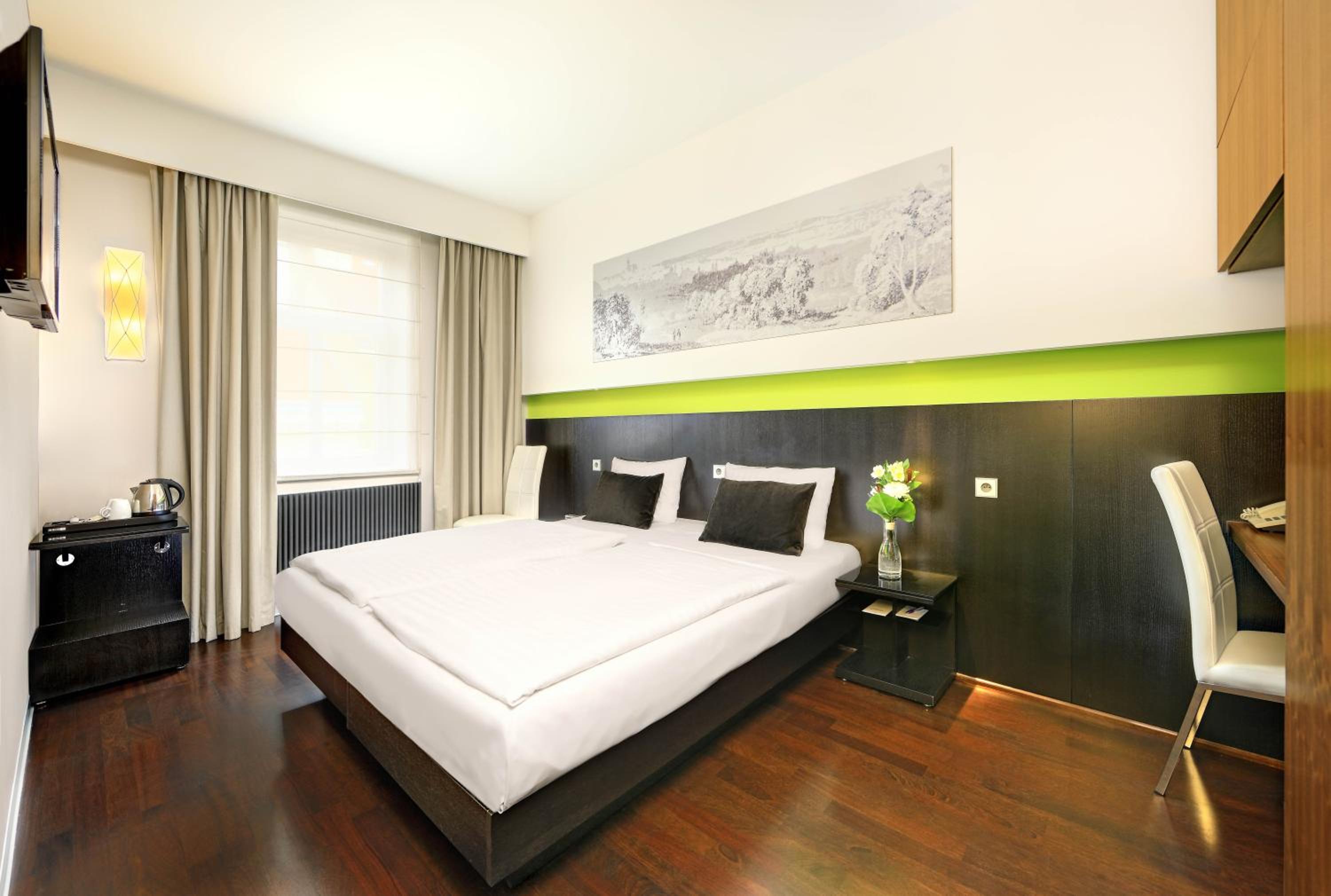 Available room thumbnail 6
