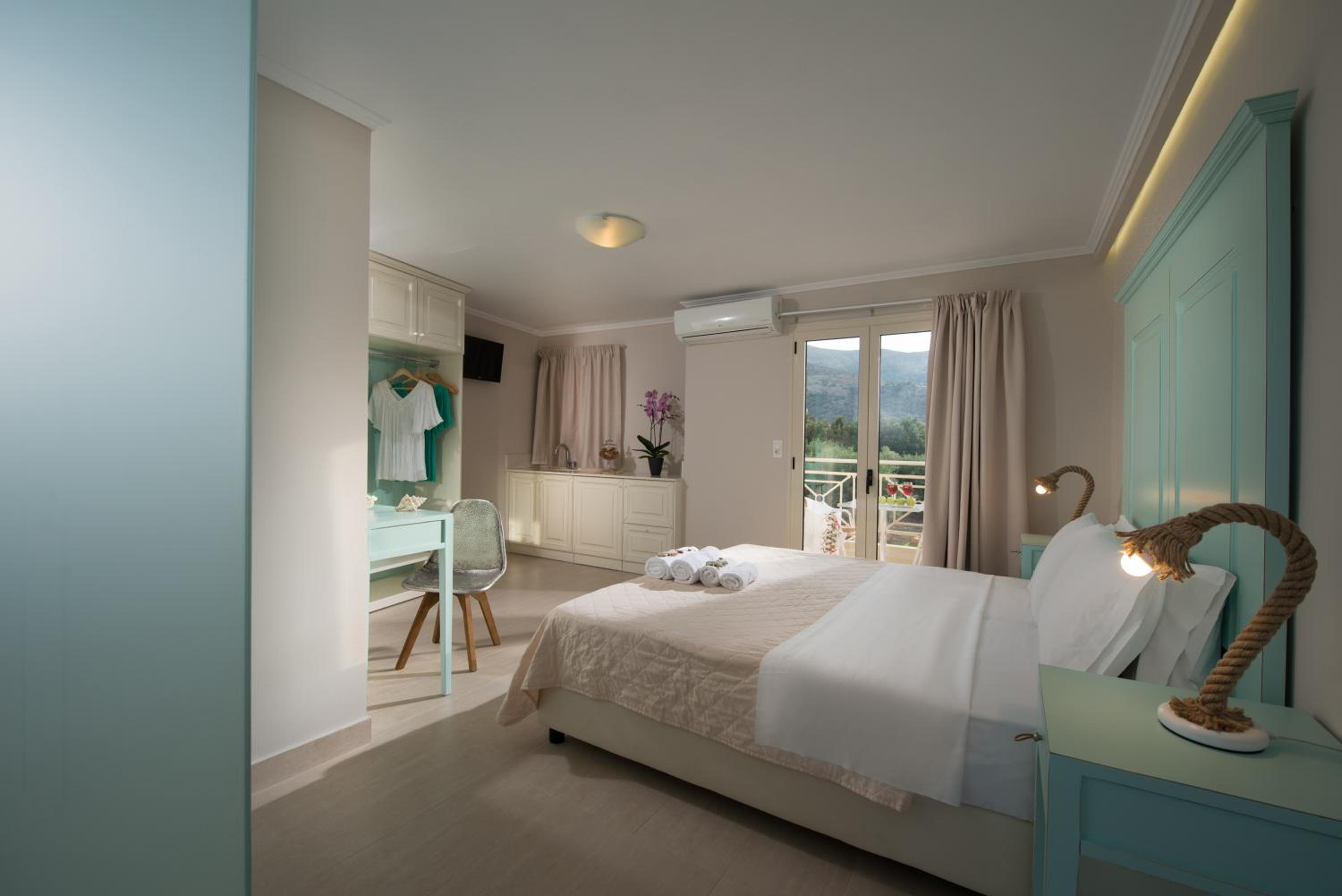 Superior Suite with Outdoor Hydrojet and Sea View - Photo 2