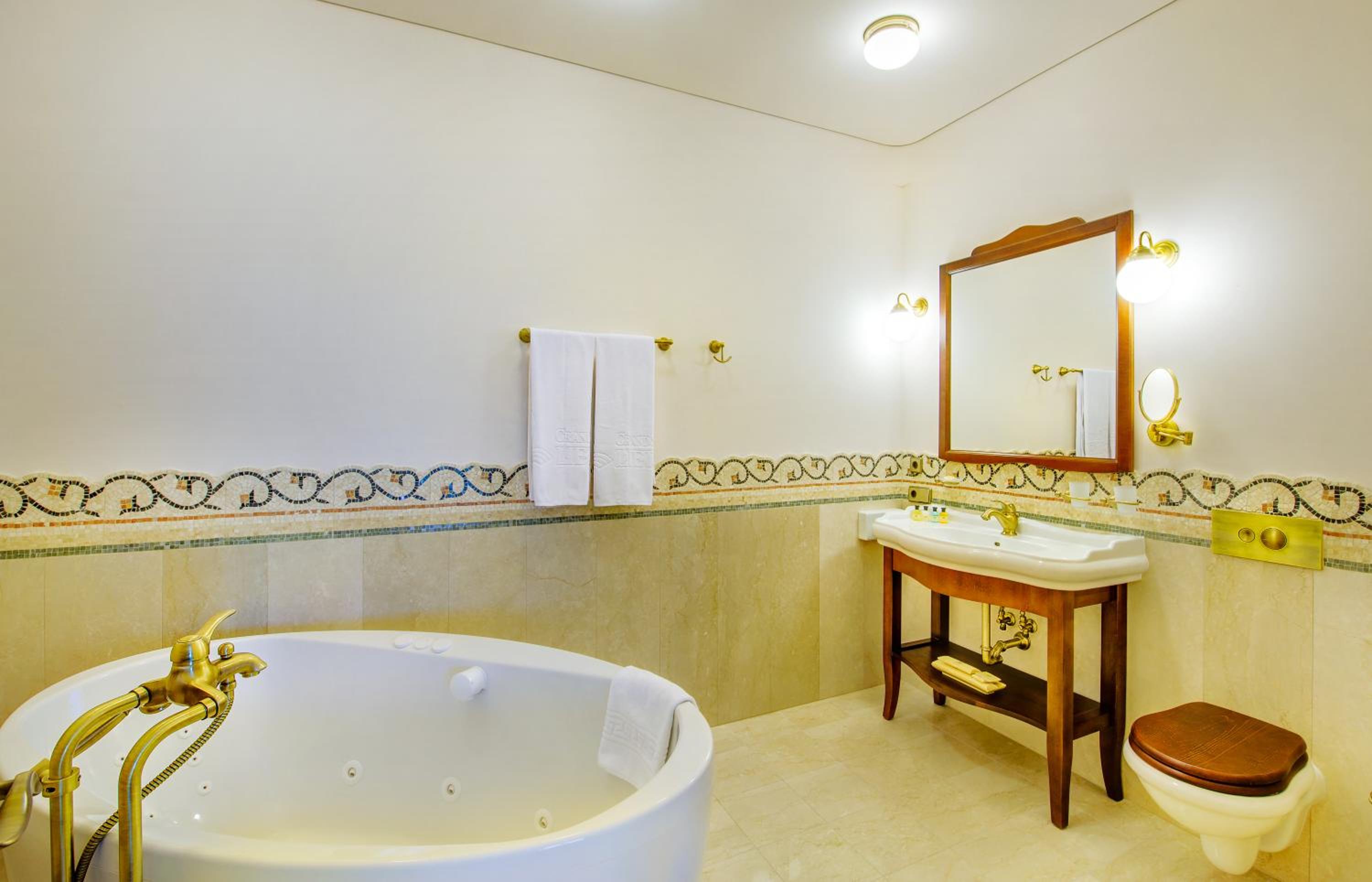 Deluxe Two-Bedroom Apartment with Spa Access - Photo 5