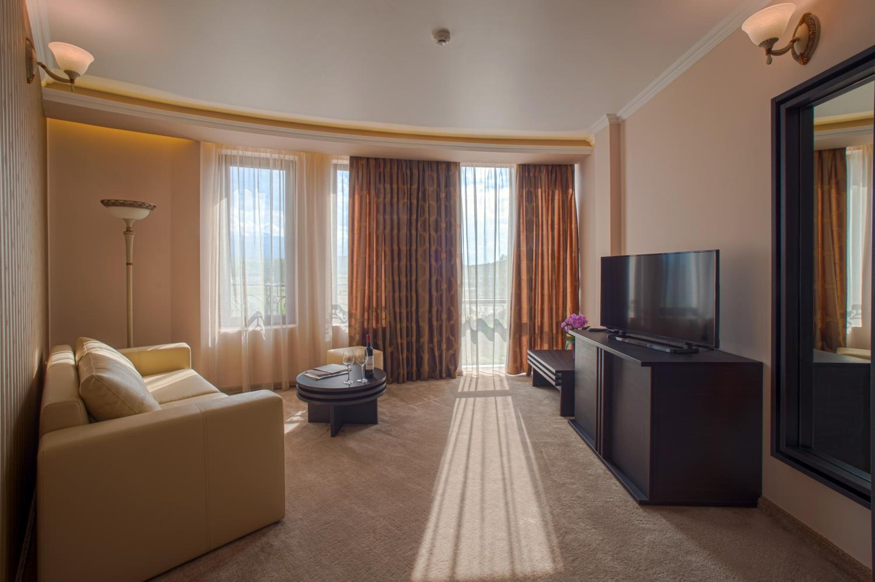 Suite with Balcony and Mountain View (2 adults + 2 children) - Photo 6