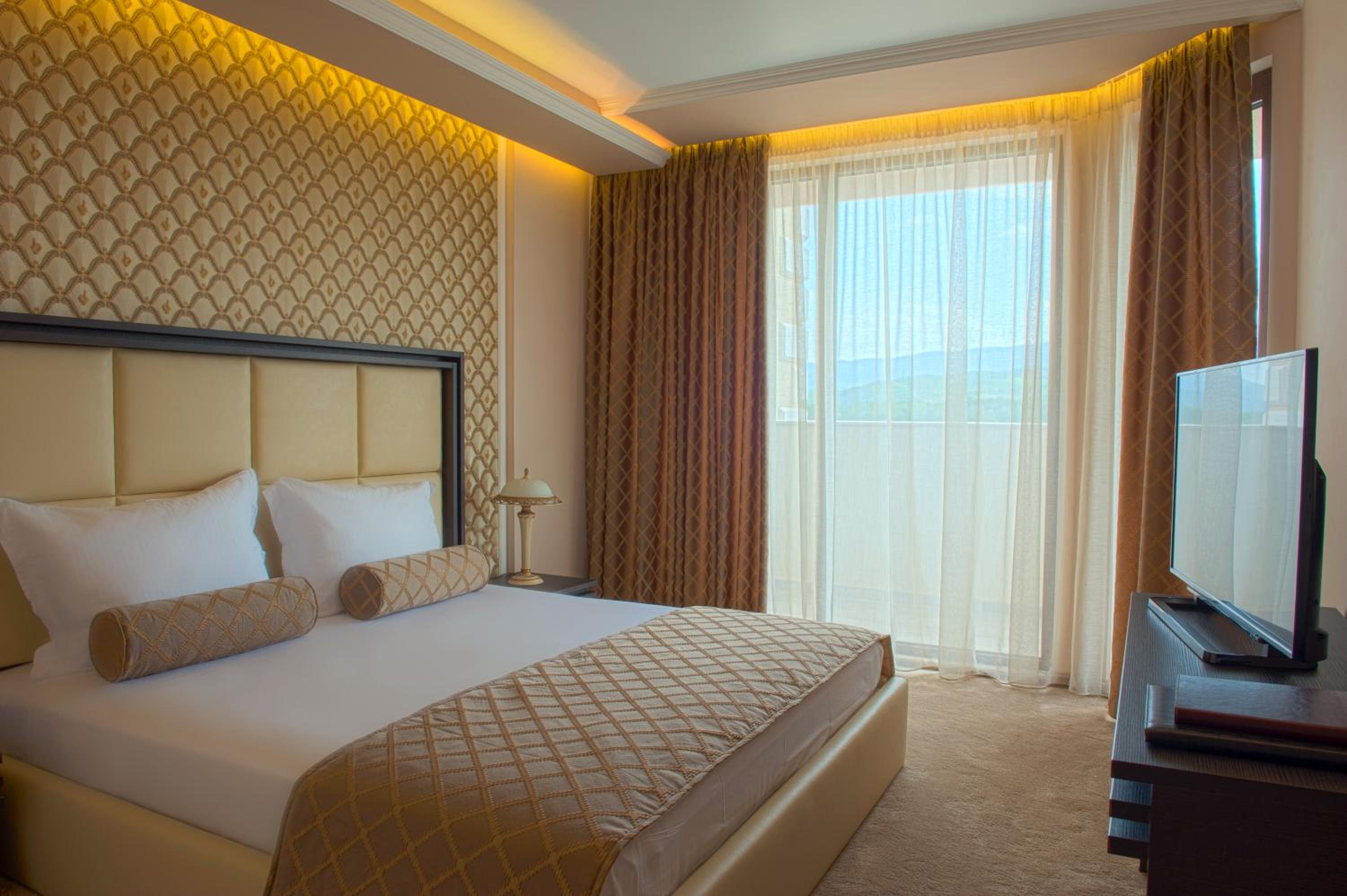 Suite with Balcony and Mountain View (2 adults + 2 children) - Photo 7