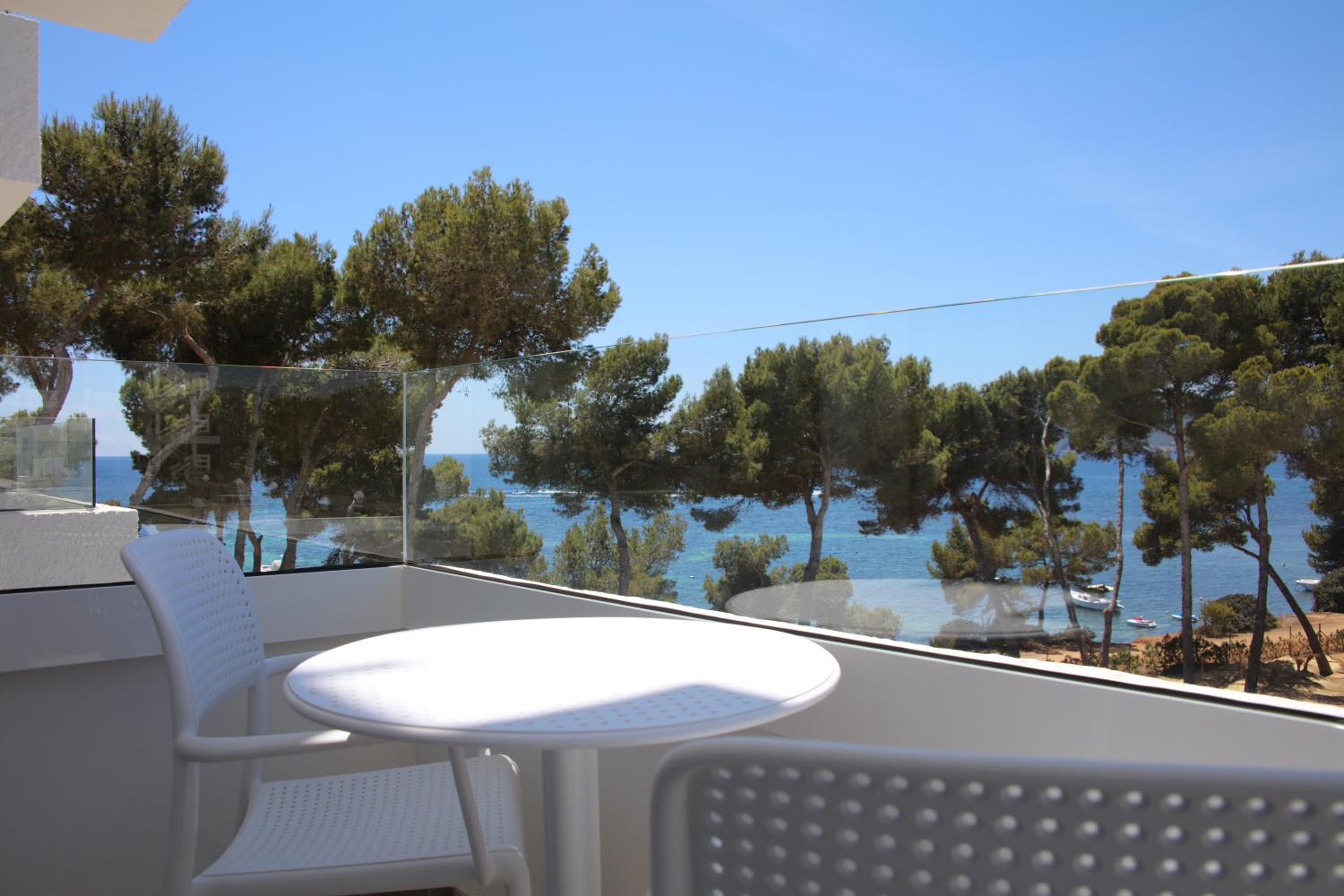 Double or Twin Room with Sea View - Photo 4