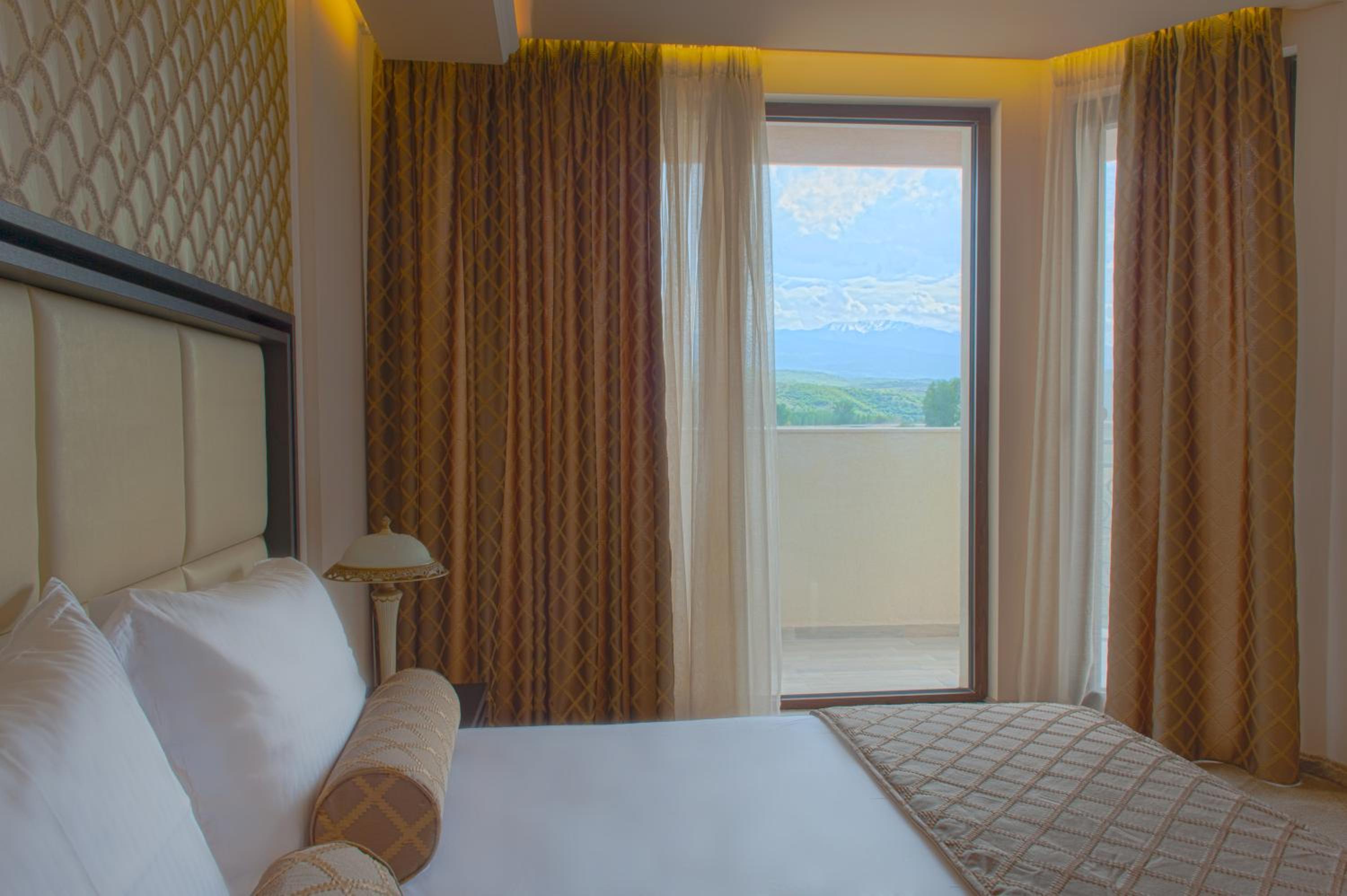 Suite with Balcony and Mountain View (2 adults + 2 children) - Photo 2