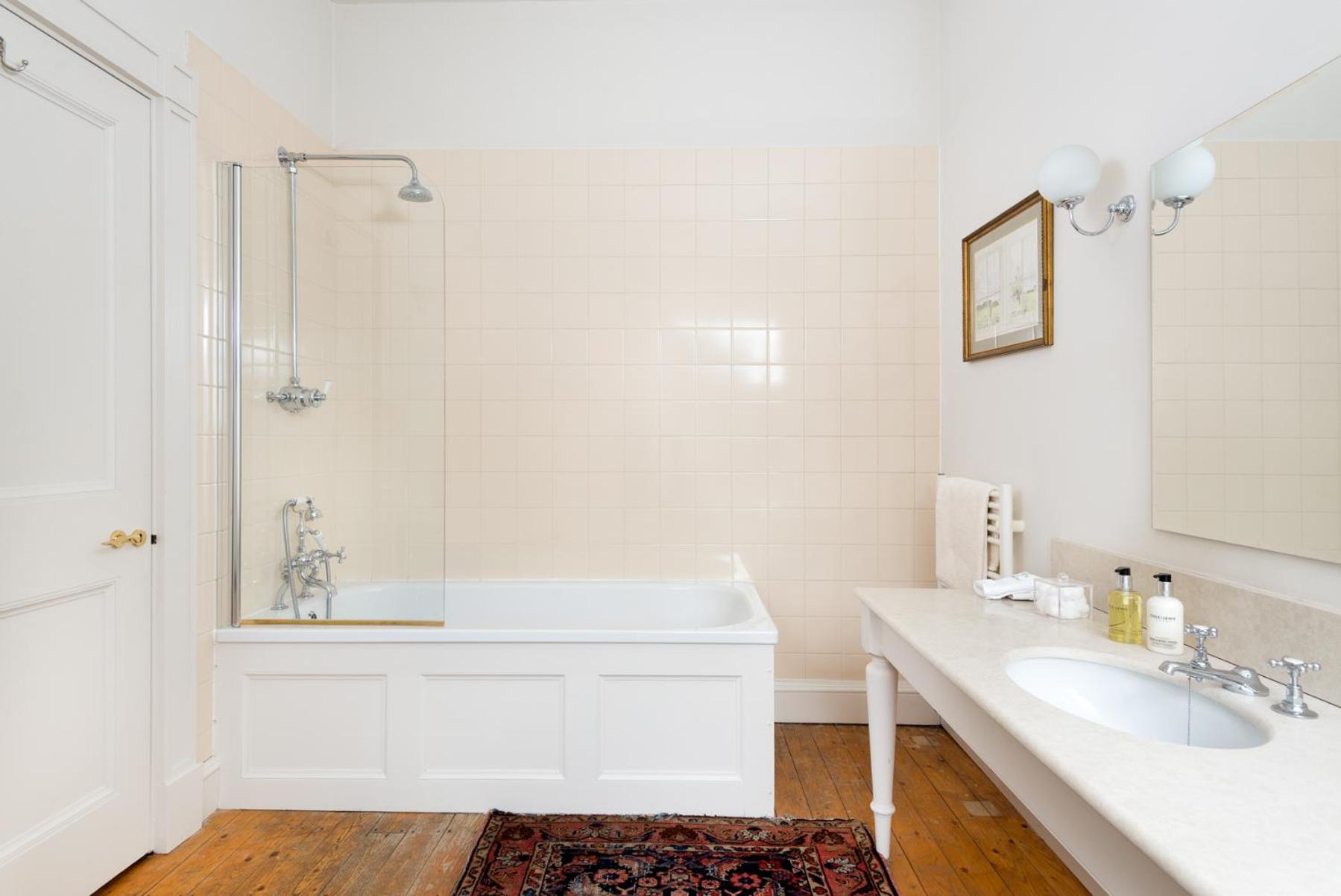 Deluxe Double Room with Bath - Photo 3